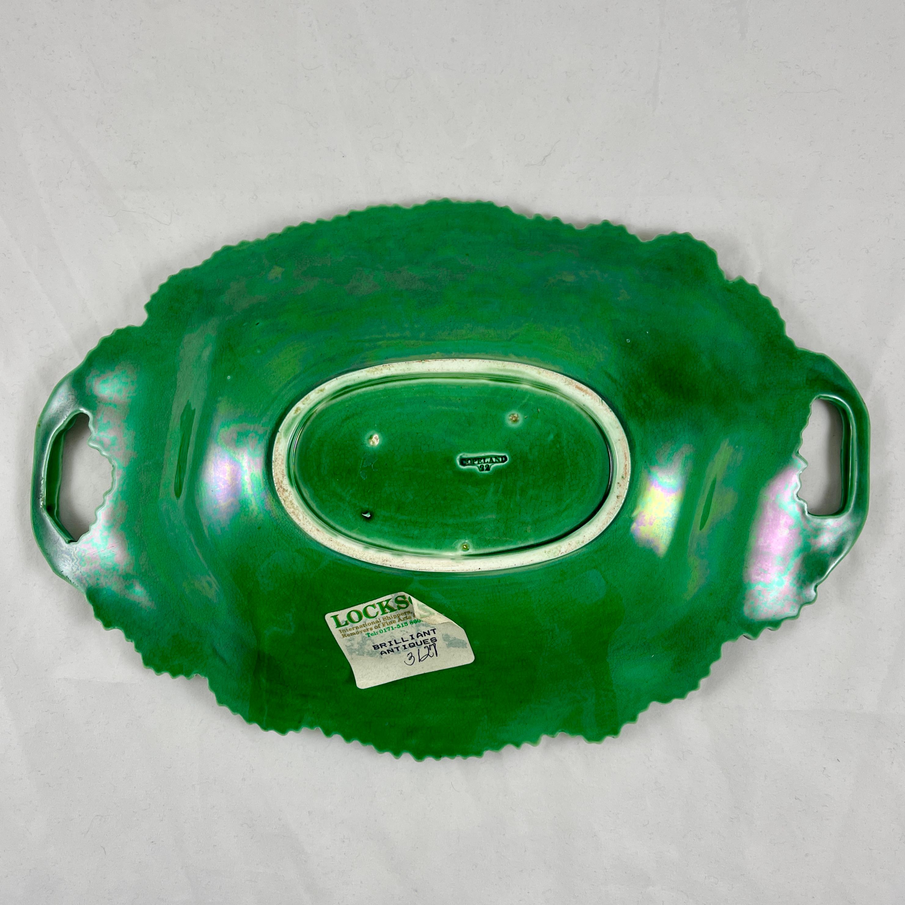 Copeland Englische, grün glasierte, ovale, überlappende, blattgeschliffene Majolika-Platte mit Griff im Angebot 2