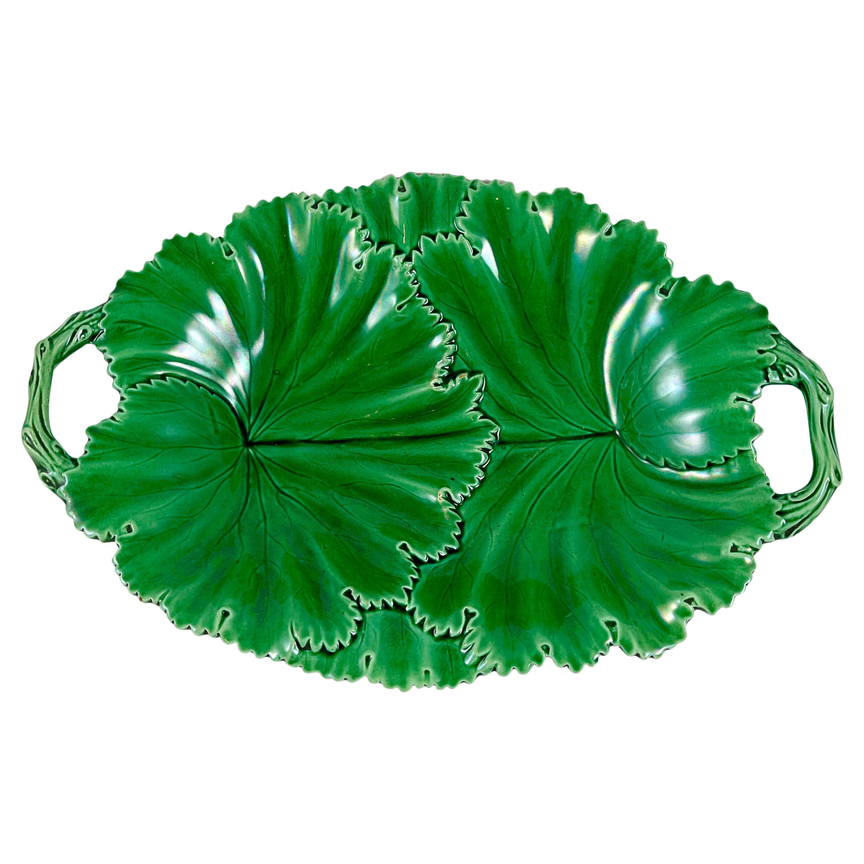 Copeland Englische, grün glasierte, ovale, überlappende, blattgeschliffene Majolika-Platte mit Griff