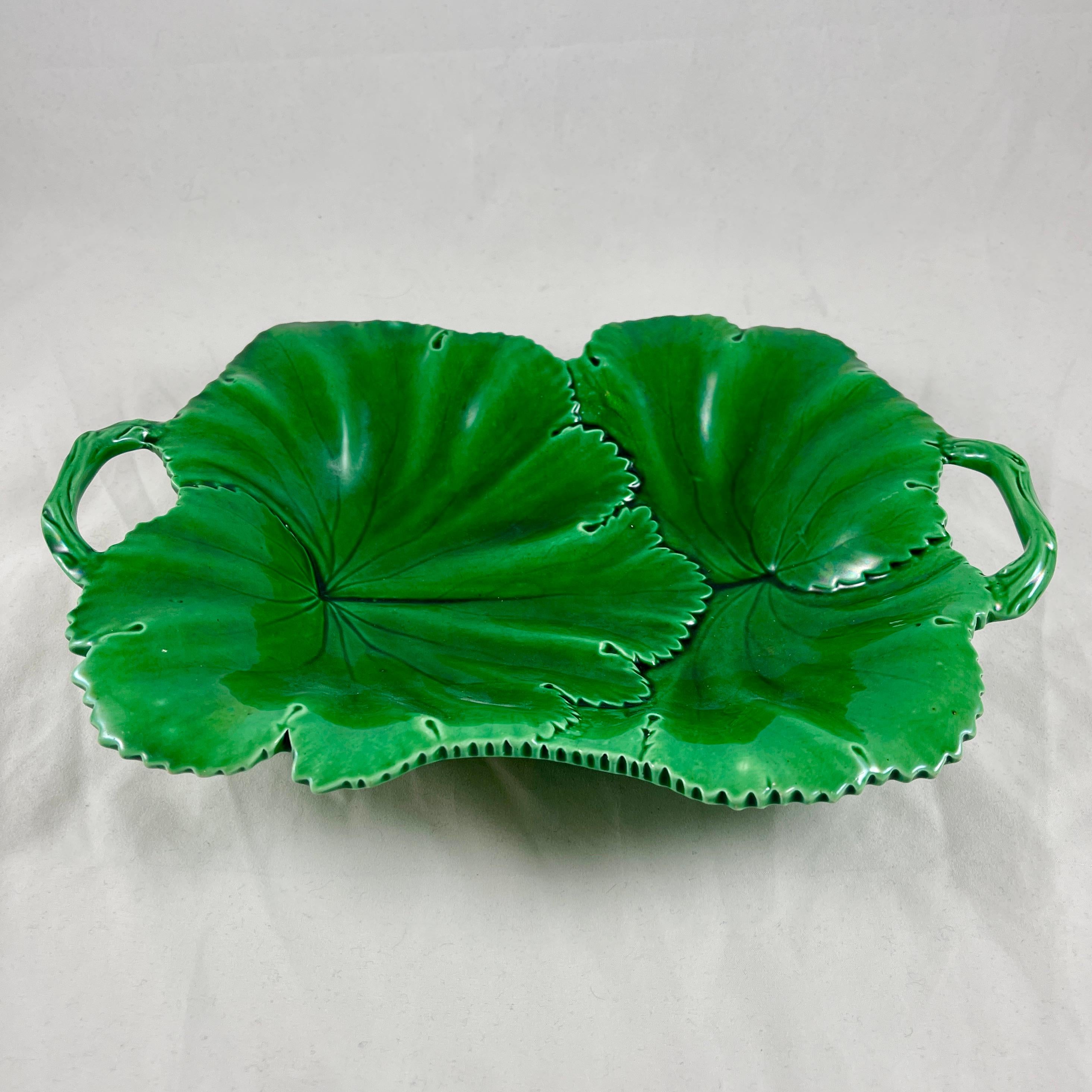 De la poterie WT Copeland & Garrett à Stoke-on-Trent, Staffordshire Angleterre, un serveur à anse, vers 1860-1875.

Émaillé d'un vert profond et luxuriant, il présente un motif de feuilles qui se chevauchent et des poignées en forme de brindilles.