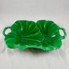 Piatto da portata a due manici in maiolica inglese Copeland Greene & Greene con foglia sovrapposta