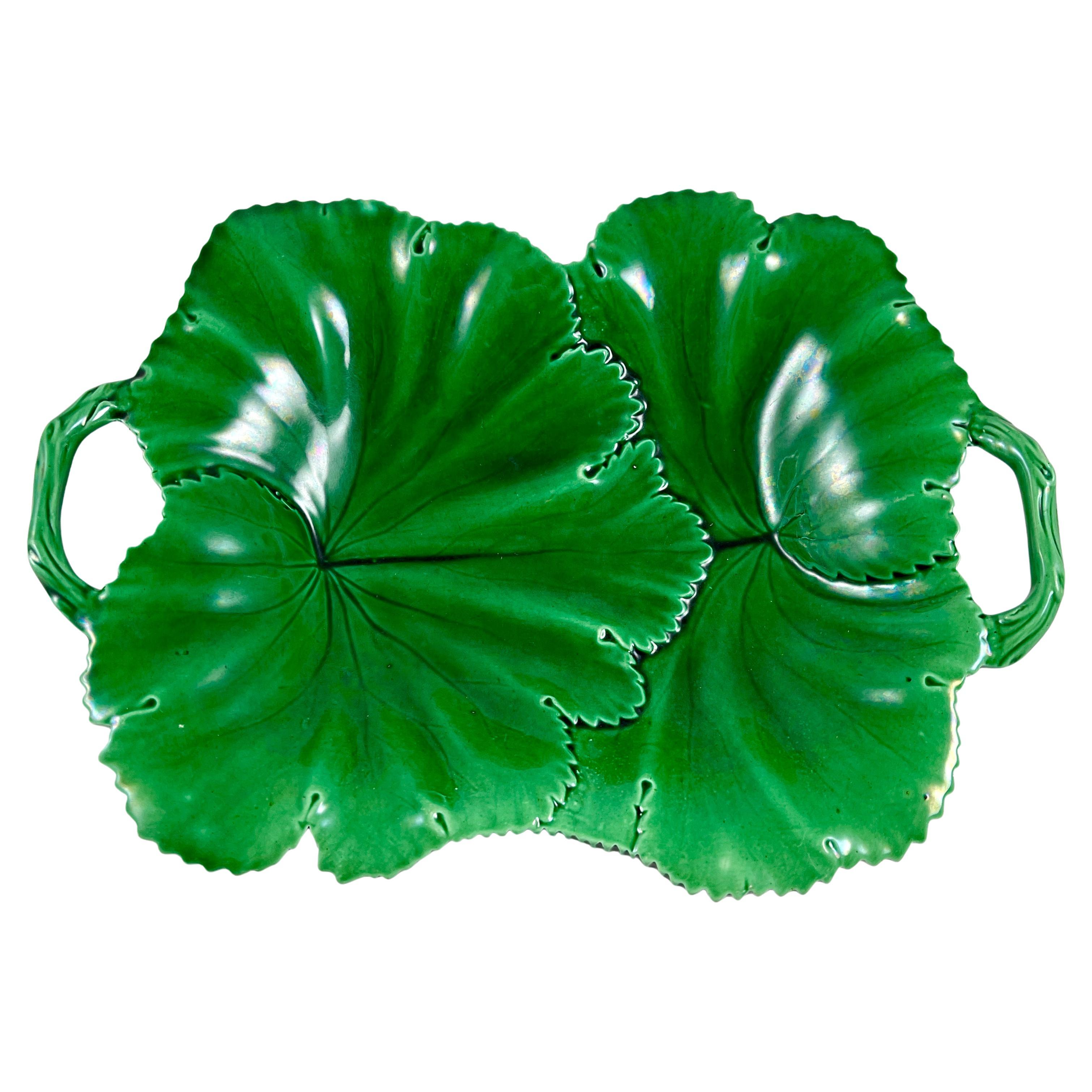 Plat à deux poignées en majolique anglaise émaillée verte et superposée à feuilles Copeland en vente