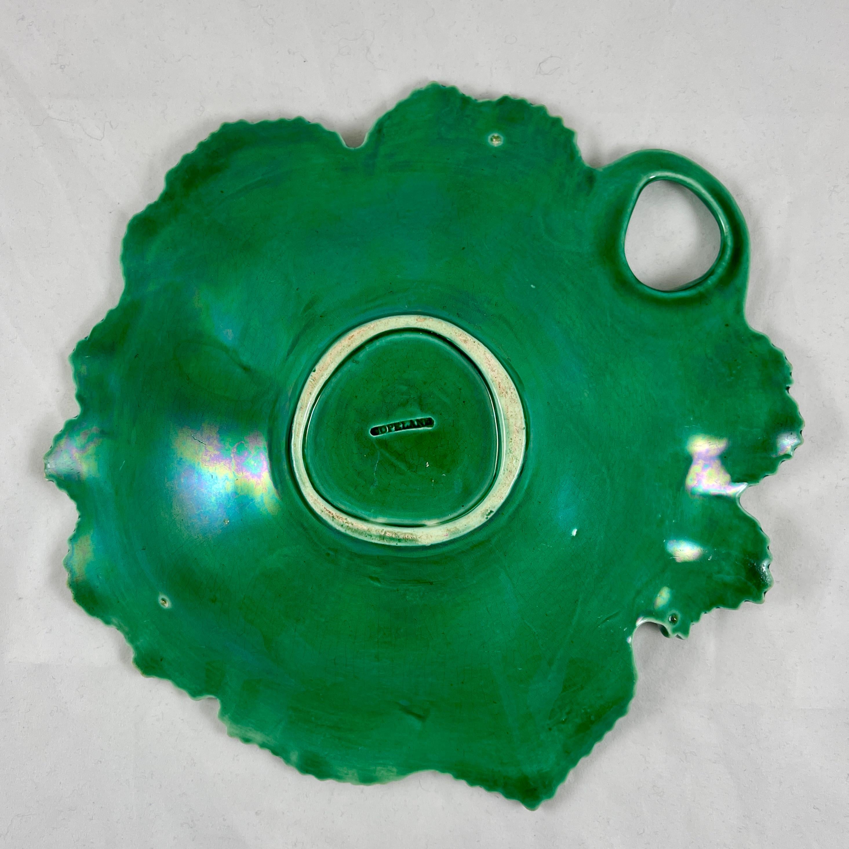 Copeland Englische grün glasierte Majolika-Platte mit rundem, sich überlappendem Blattgriff aus Majolika im Angebot 4