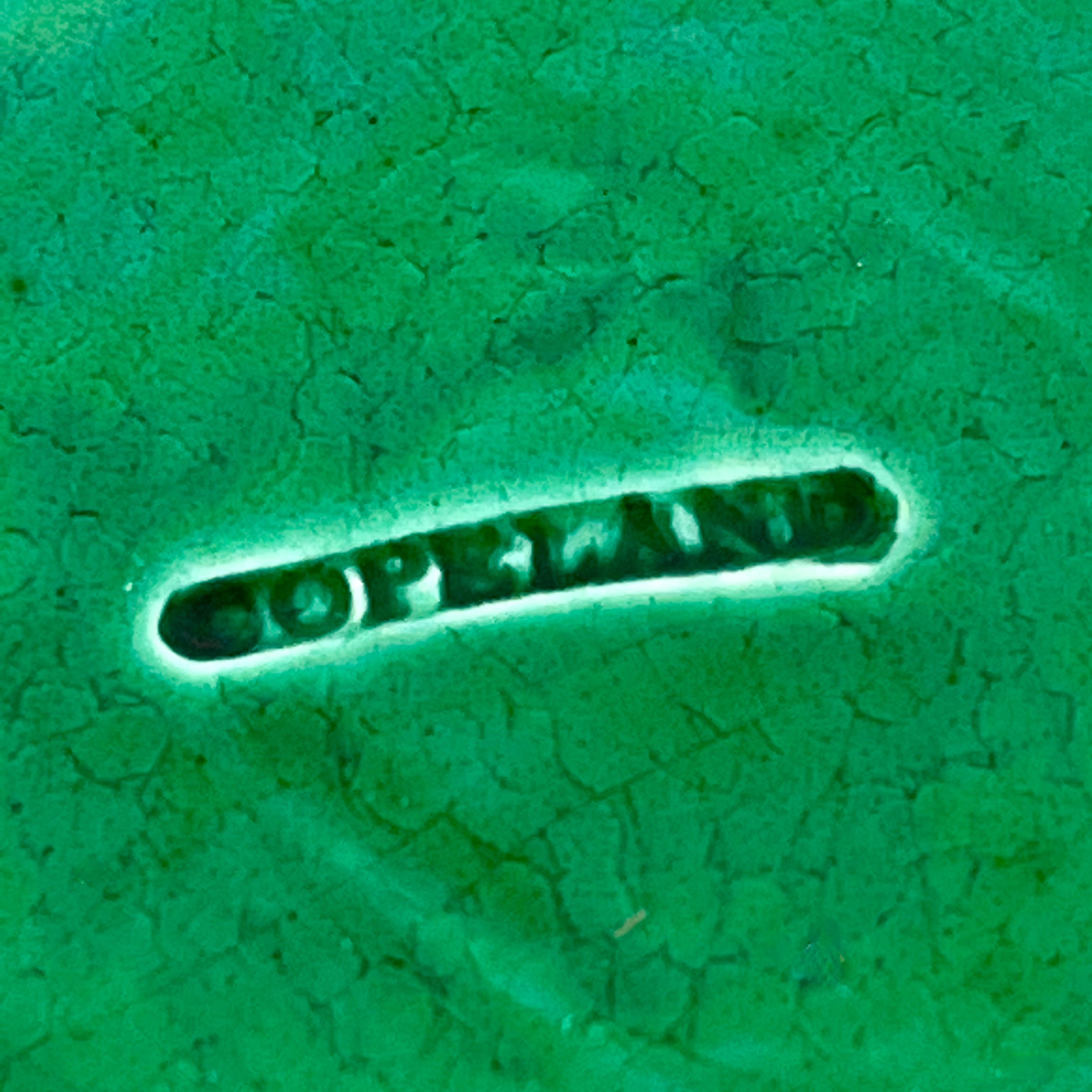 Copeland Englische grün glasierte Majolika-Platte mit rundem, sich überlappendem Blattgriff aus Majolika im Angebot 5