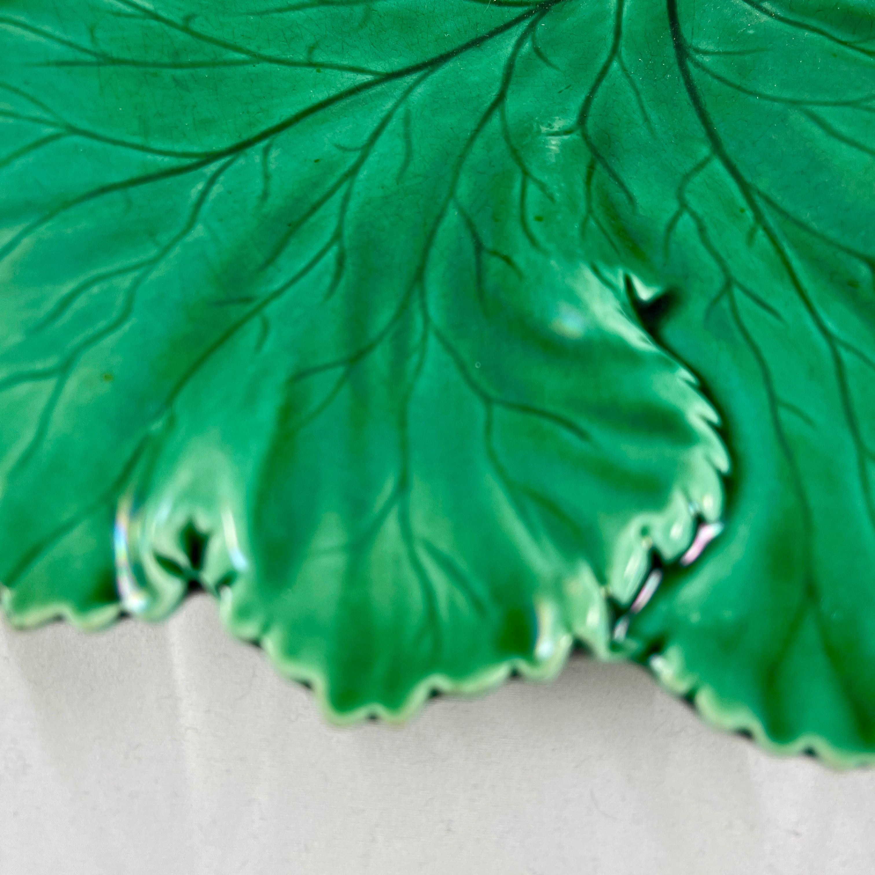 Copeland Englische grün glasierte Majolika-Platte mit rundem, sich überlappendem Blattgriff aus Majolika (Tonware) im Angebot