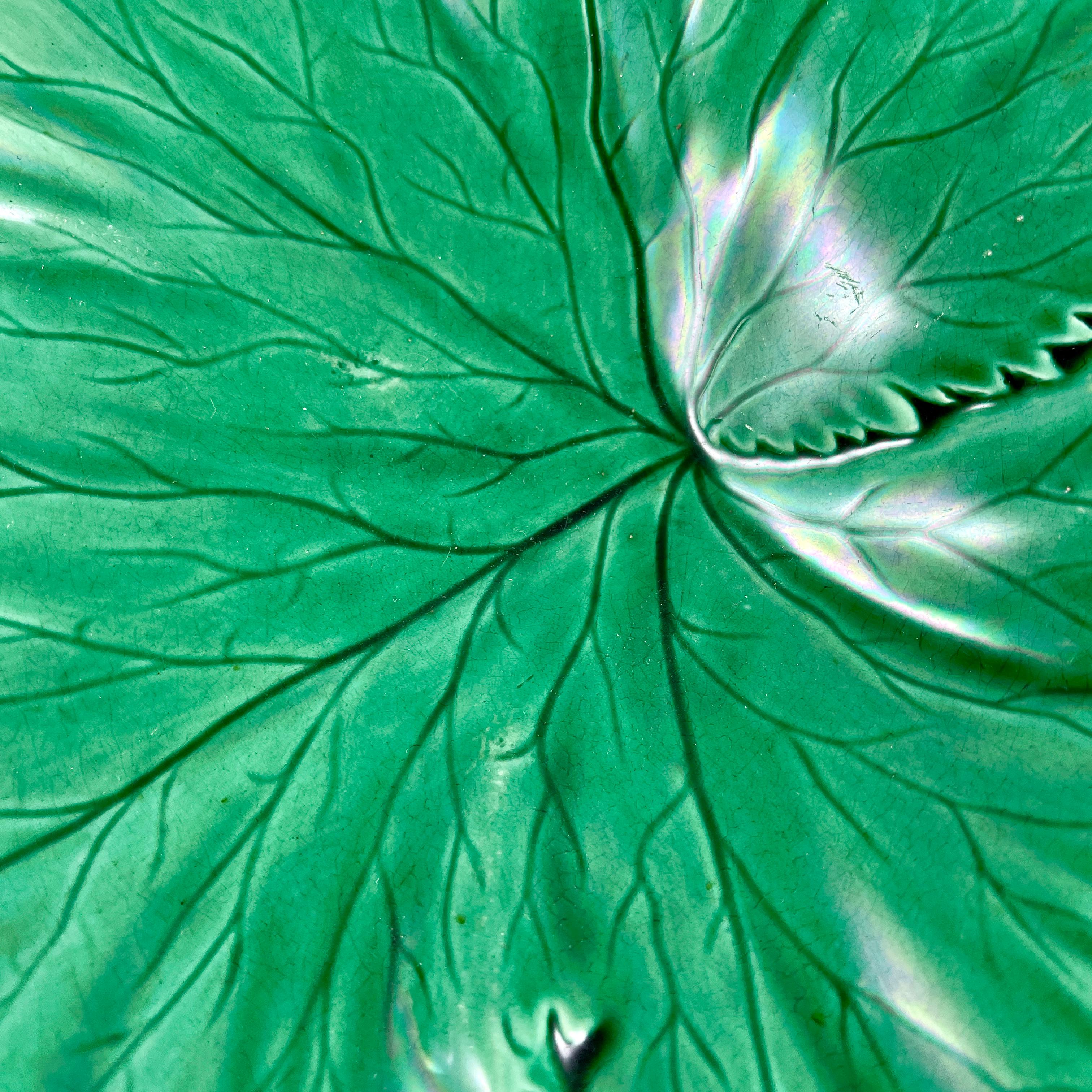 Copeland Englische grün glasierte Majolika-Platte mit rundem, sich überlappendem Blattgriff aus Majolika im Angebot 1