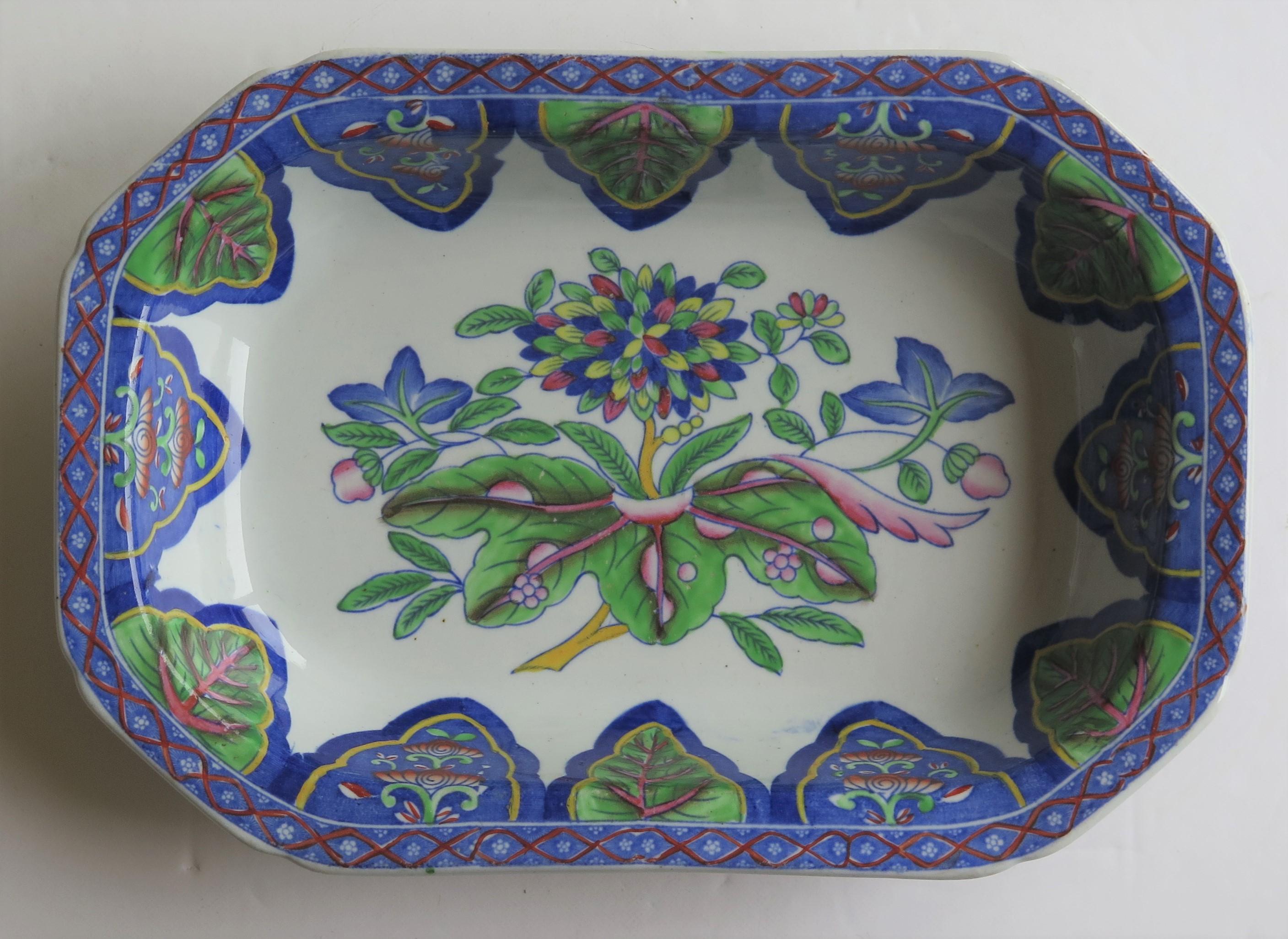 This is a beautiful Ironstone pottery deep serving dish made by Copeland & Garrett / Spode, hand enamelled in the radiating leaves pattern no 3876, produced in the first half of the 19th century, William 1Vth period, Circa 1835

The dish is well