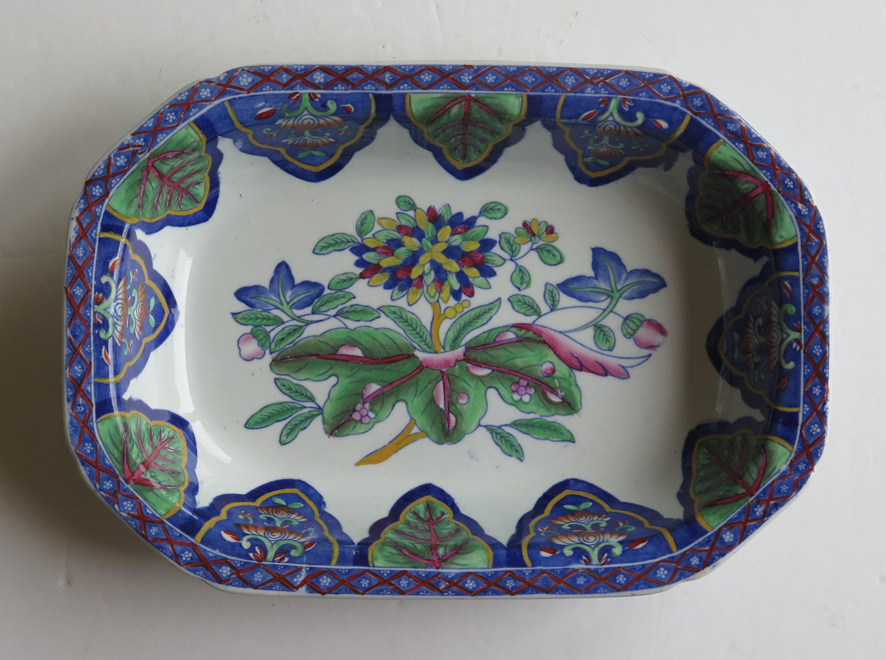 This is a beautiful Ironstone pottery deep serving dish made by Copeland & Garrett / Spode, hand enamelled in the Radiating Leaves Pattern No 3876, produced in the first half of the 19th Century, William 1Vth period, Circa 1835

The dish is well