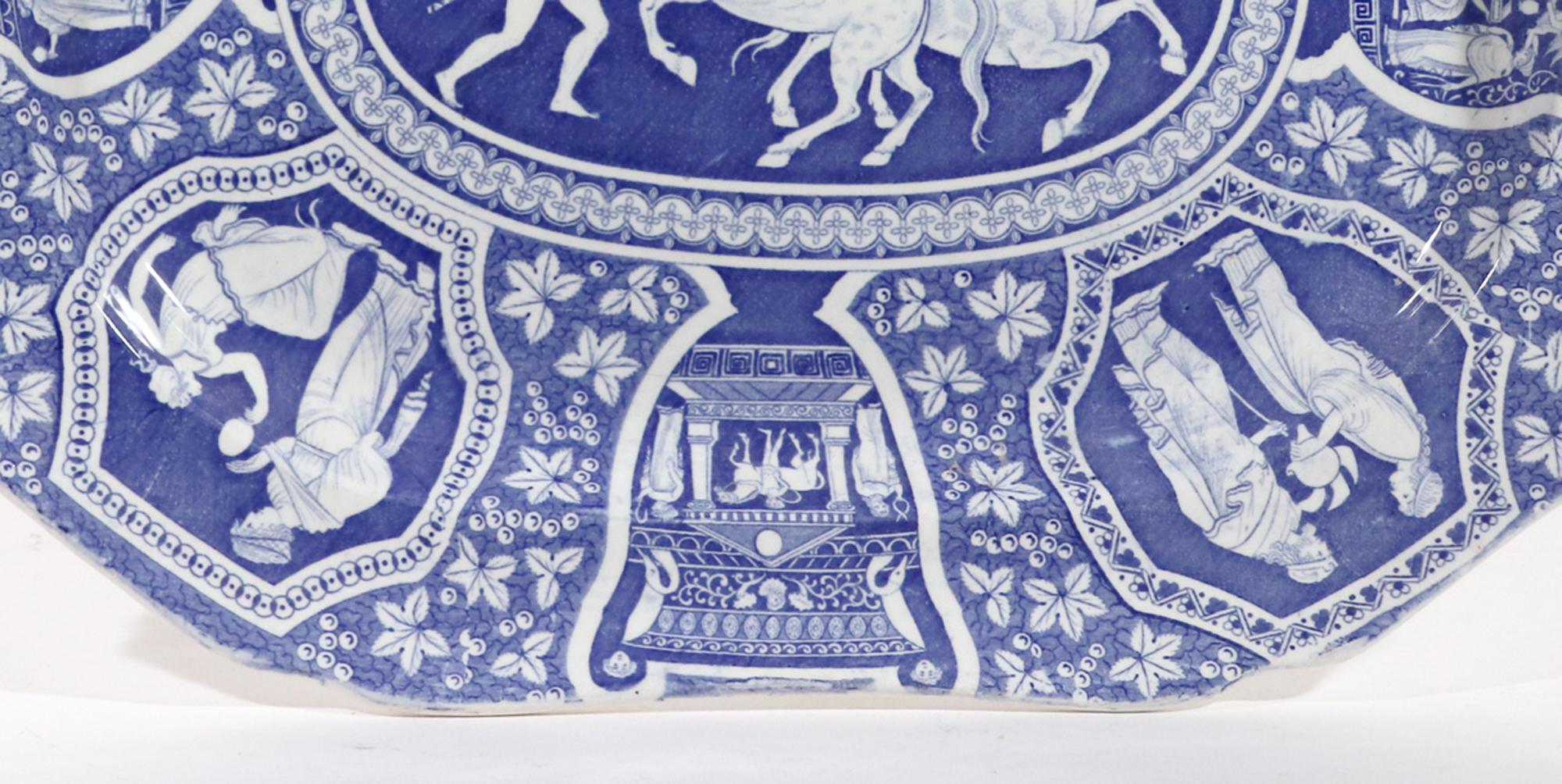 Perles Copeland & Garrett Pottery Grand plat bleu à motif grec néoclassique en vente