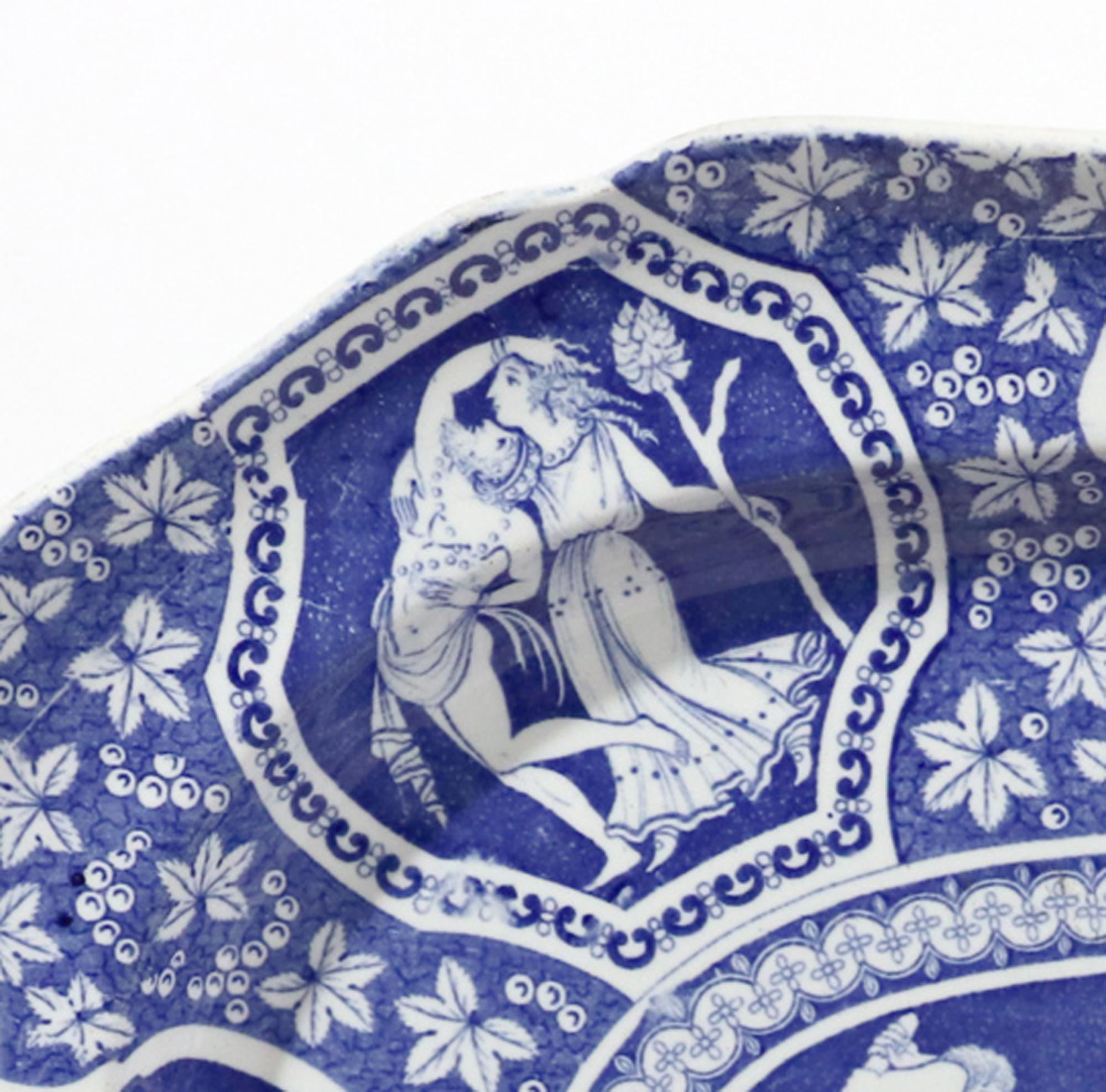 Copeland & Garrett Pottery Grand plat bleu à motif grec néoclassique en vente 1