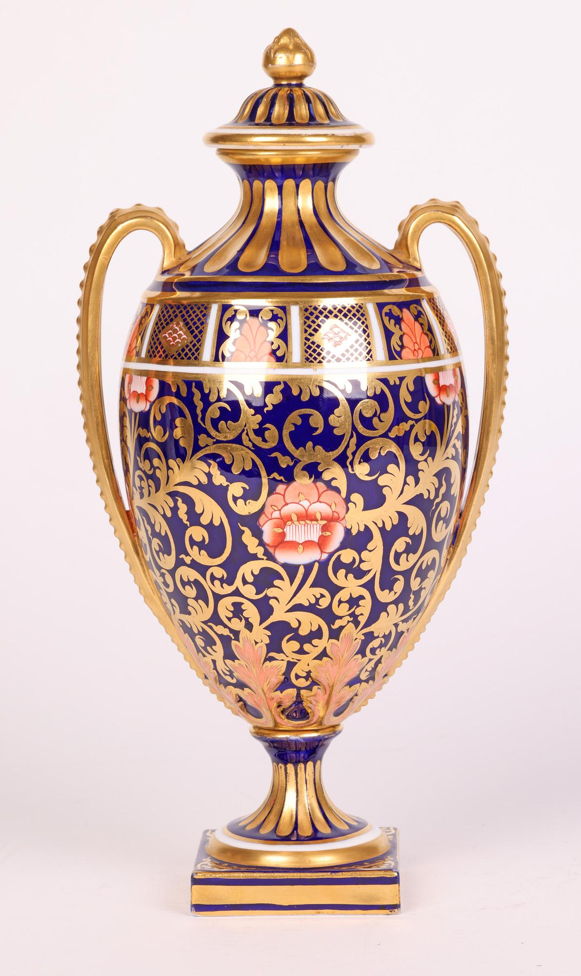 Vase et couvercle à deux poignées en porcelaine à motif Imari de Copeland en vente 3