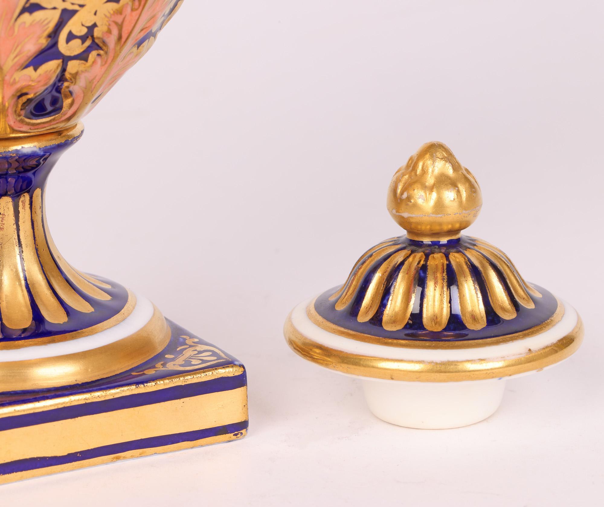 Vase et couvercle à deux poignées en porcelaine à motif Imari de Copeland en vente 4