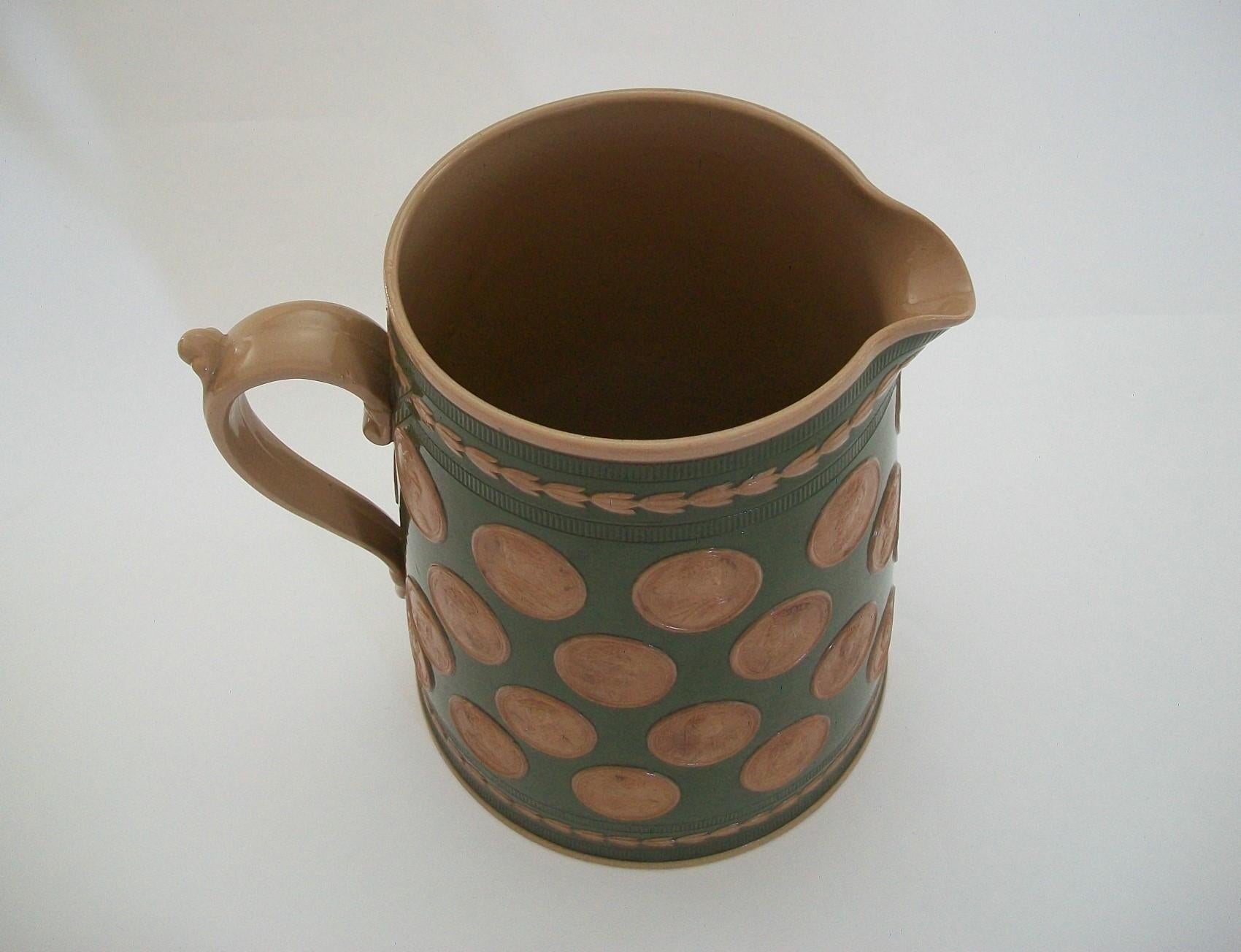 COPELAND – Krug aus Jaspisholz mit königlichen Porträt-Medaillons – Großbritannien – um 1850 (19. Jahrhundert) im Angebot