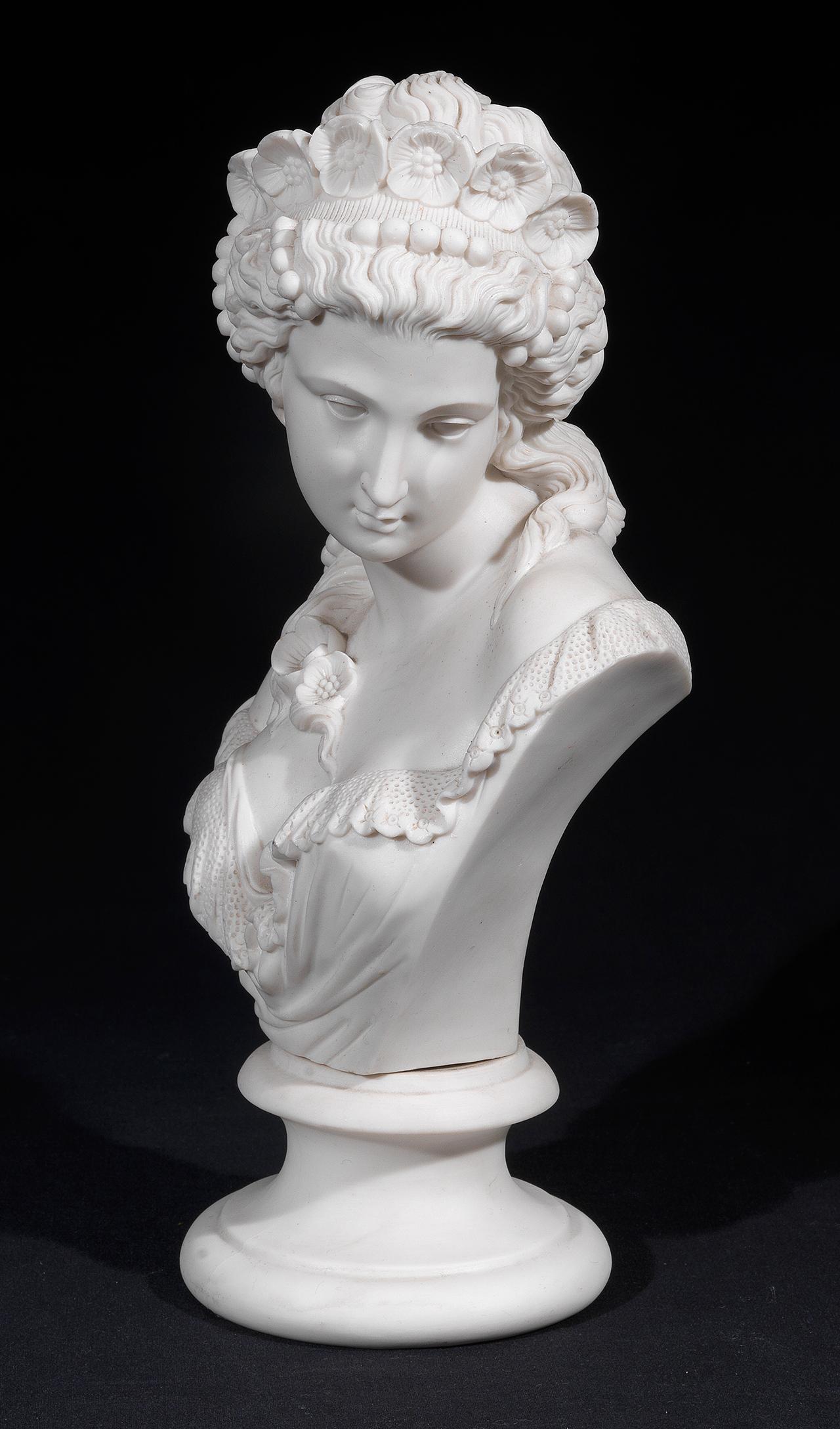 Un joli buste de flore en céramique parienne de Copeland, représentant une jeune fille avec la tête tournée vers la gauche et des mèches de cheveux tombant sur son épaule gauche, avec une gerbe de roses attachée
Mesures : Hauteur 21cm.