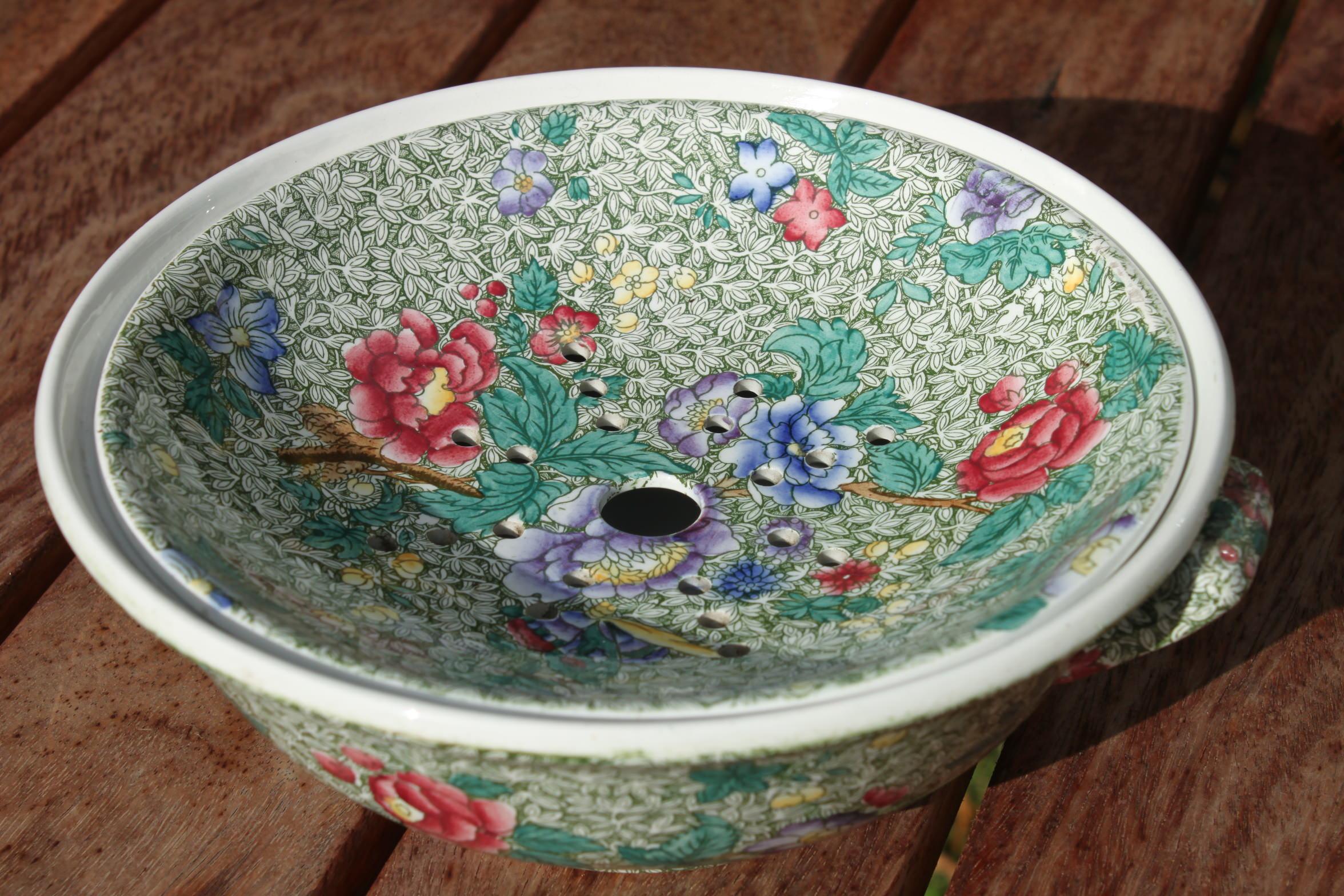 Early 20th Century Copeland Spode 6 Piece Wash Set Decorated with Hand Coloured King Chintz Pattern For Sale