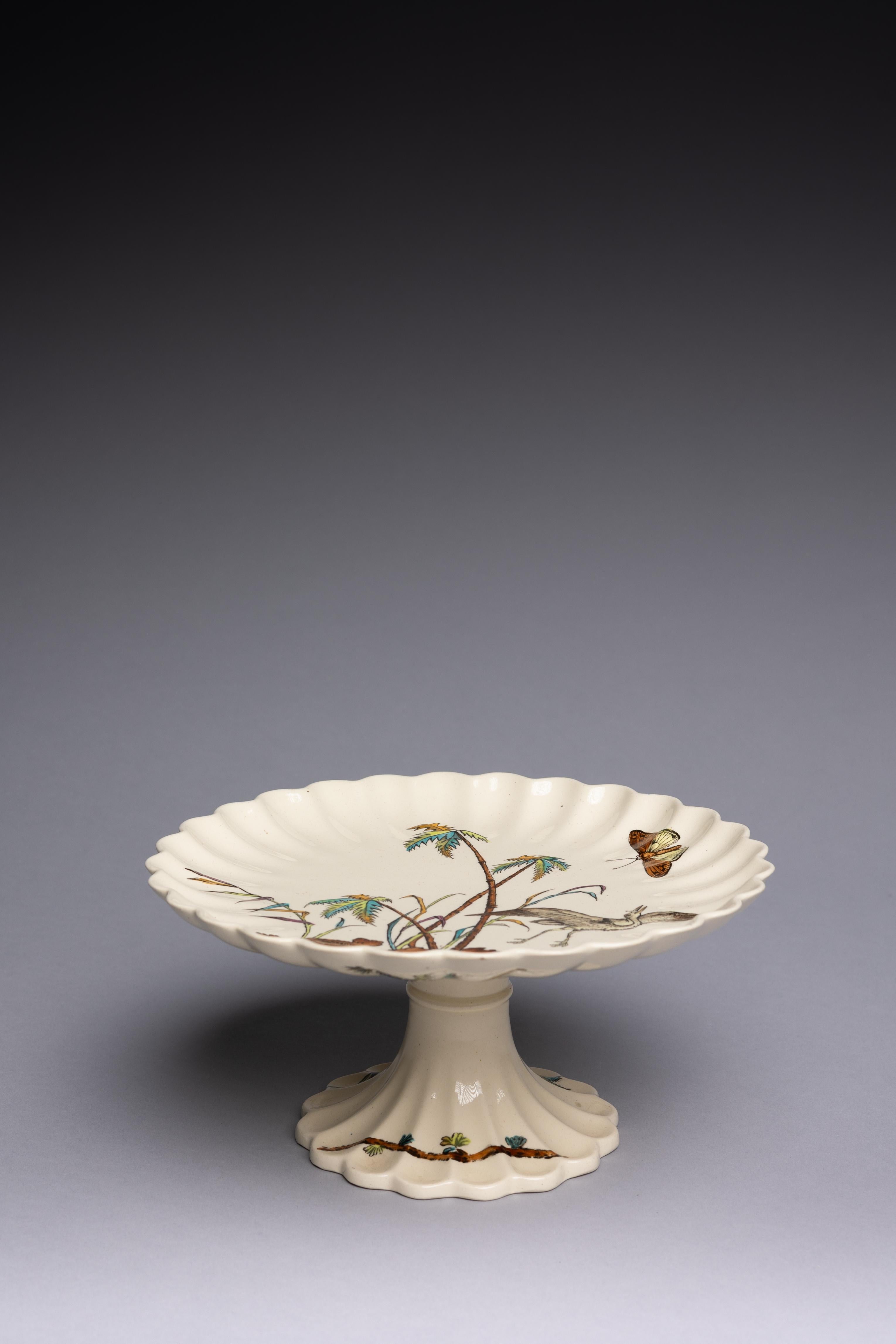 Comportement du mouvement esthétique de Spode des années 1870 en faïence de couleur crème avec un beau motif d'oiseaux et de papillons imprimé par transfert.

Après l'ouverture forcée du Japon au commerce occidental en 1858, un afflux de