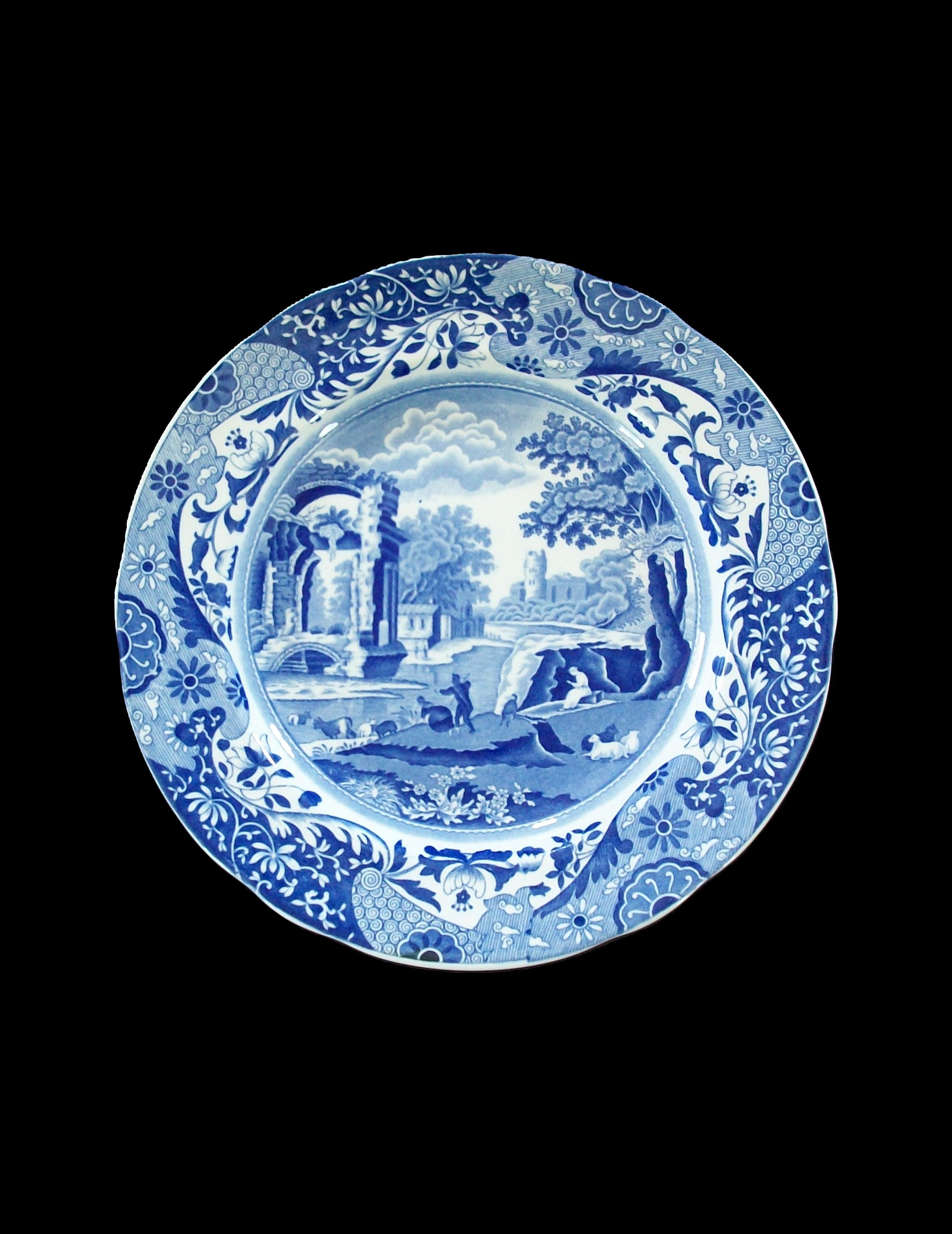 COPELAND SPODE (Fabricante) - Azul Italiano (Nombre del patrón) - Plato de cerámica de estilo victoriano decorado por transferencia en azul - con un paisaje bucólico en el centro con un borde floral y ondulado - firmado en el reverso (sello