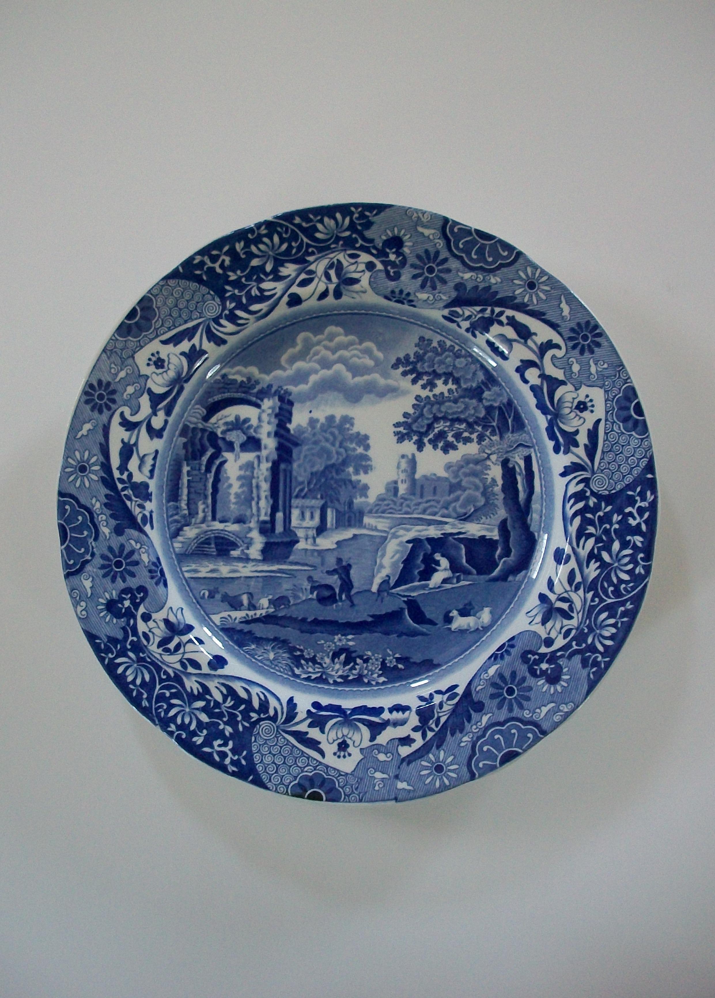 COPELAND SPODE - Plato azul decorado por transferencia con motivo italiano - Reino Unido - Circa 1954 en Bueno estado para la venta en Chatham, ON