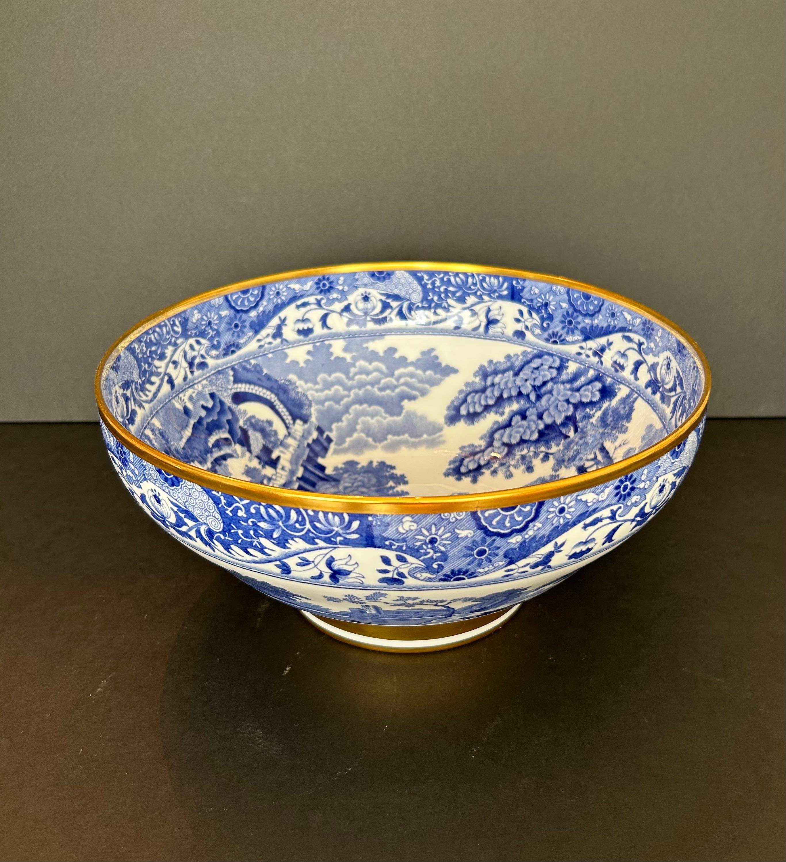 Two spectacular Spode Centrepiece bowls. In the classic Italian pattern, featuring scenes of Italian ruins framed by a finely detailed Chinoiserie border, with gilded accents on the rim and base. Marked to the underside Copeland Spodes Italian