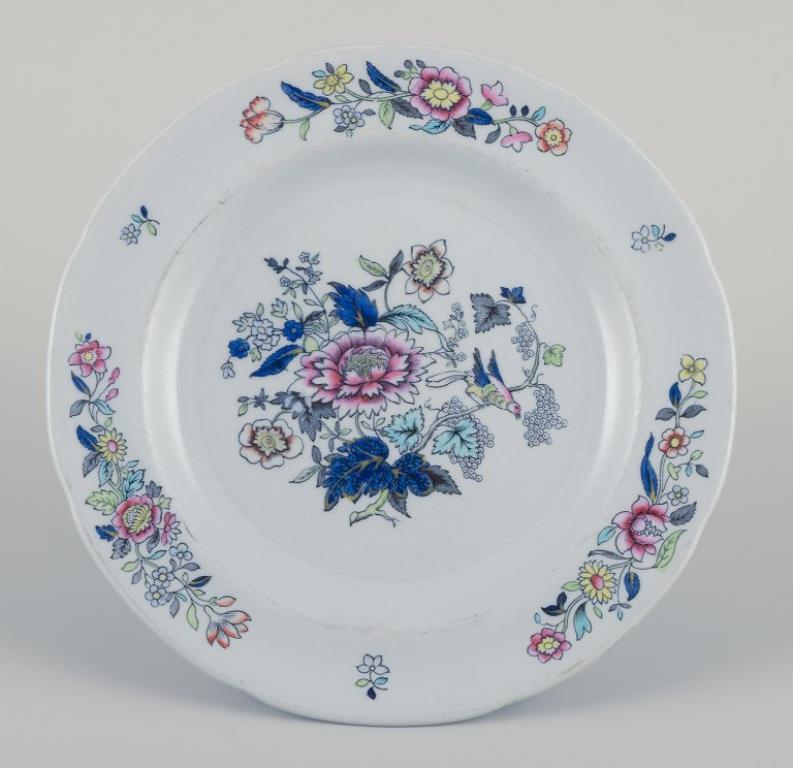 Copeland Spode, Inglaterra.
Nueve placas de loza.
Decorado con motivos florales y aves.
Aproximadamente de la década de 1930.
En perfecto estado.
Marcado.
Dimensiones: D 18,0 cm.