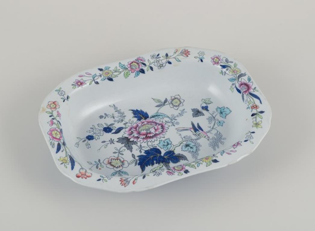 Copeland Spode, Inglaterra.
Plato ovalado y cuenco ovalado de loza.
Decorado con motivos de flores y pájaros.
Aproximadamente de la década de 1930.
En perfecto estado.
Marcado.
Plato: A 25,5 cm x P 17,5 cm x A 2,2 cm.
Cuenco: A 23,0 cm x P 17,5 cm x
