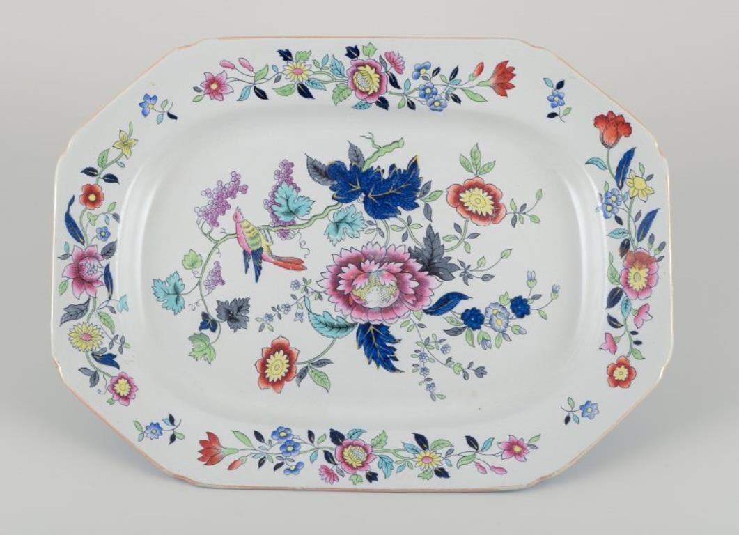 Copeland/Spode, Angleterre.
Deux plats ovales en faïence.
Décorée de motifs de fleurs et d'oiseaux.
Datant approximativement des années 1930.
En bon état, le plus petit plat avec un petit éclat sur le bord. Voir la photo.
Marqué.
Grandes dimensions