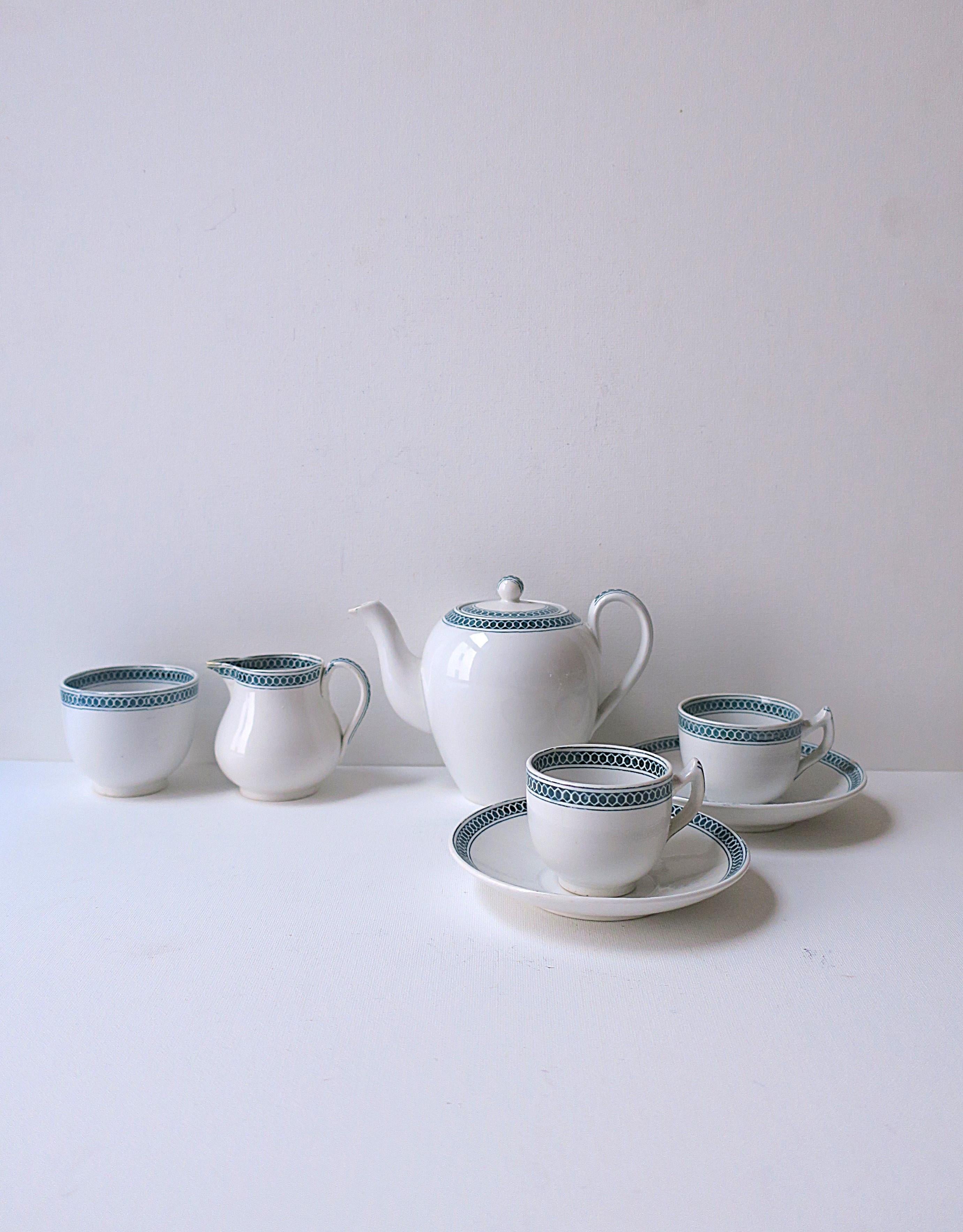 Service à café expresso et demitasse en porcelaine anglaise de Copeland Spode, vers le 19e siècle. L'ensemble comprend 1 casserole avec couvercle, 1 sucrier, 1 pichet à crème, 2 tasses à espresso, 2 soucoupes. Marqué 'Copeland Late Spode' sur le