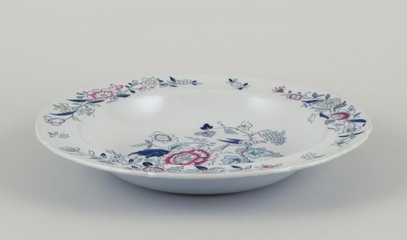 Copeland Spode, Inglaterra.
Cuatro platos hondos de loza.
Decorado con motivos de flores y pájaros.
Aproximadamente de la década de 1930.
En perfecto estado.
Marcado.
Dimensiones: P 24,5 cm x A 3,8 cm.