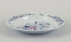 Copeland/Spode. Vier tiefe Teller aus Fayence. Mit Blumen- und Vogelmotiven.