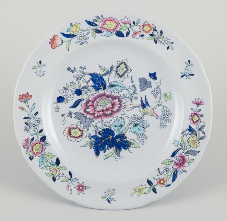Copeland Spode, Inglaterra.
Seis platos de almuerzo de loza.
Decorado con motivos florales y aves.
Aproximadamente de la década de 1930.
En perfecto estado.
Marcado.
Dimensiones: D 22,0 cm.