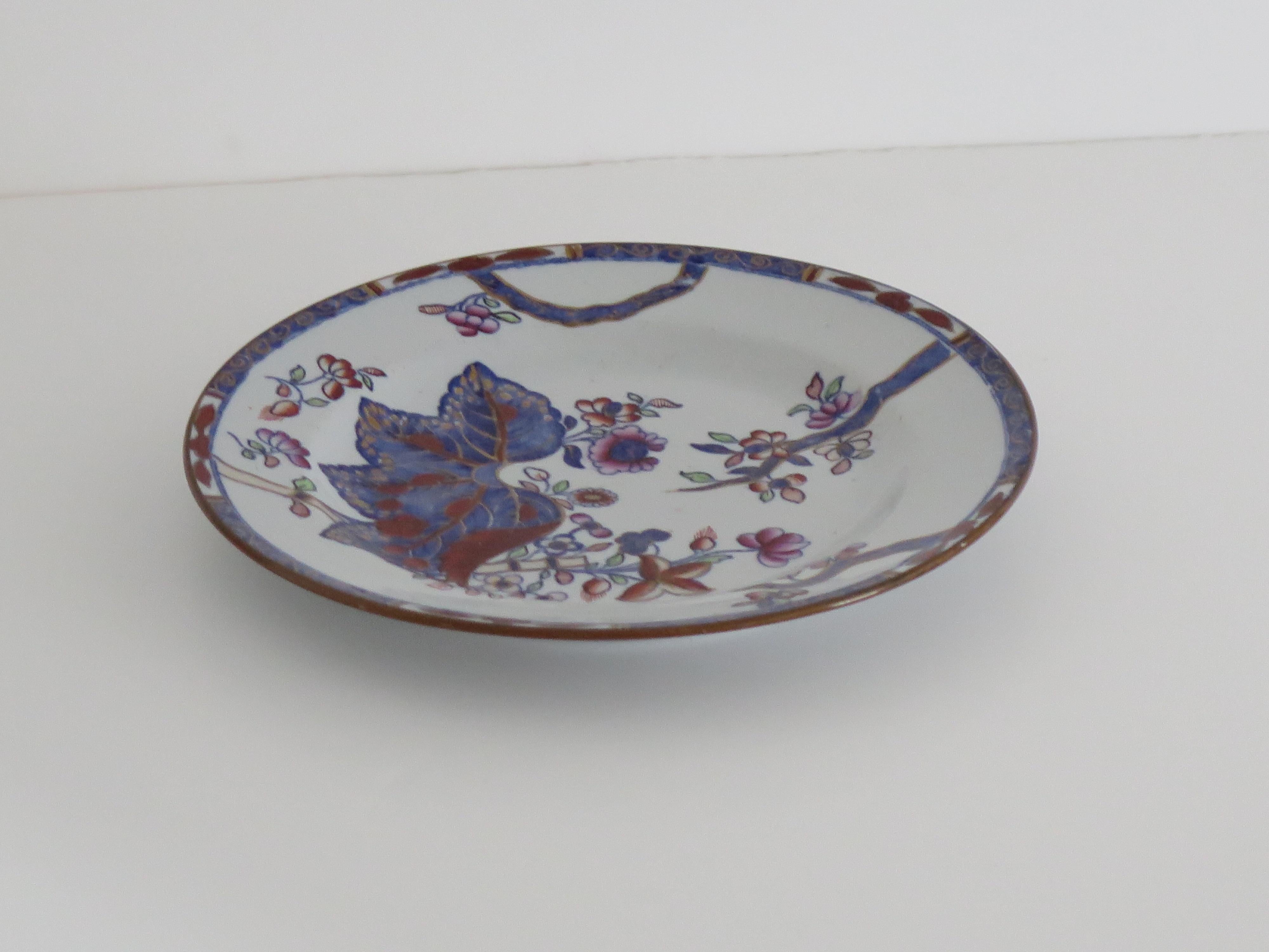 Si tratta di un buon piatto da deserto in Ironstone China, dipinto a mano con il motivo della foglia di tabacco, numero 2061, realizzato dalla fabbrica Copeland (Spode) nel XIX secolo, periodo vittoriano inglese, circa 1865.

Il piatto è realizzato
