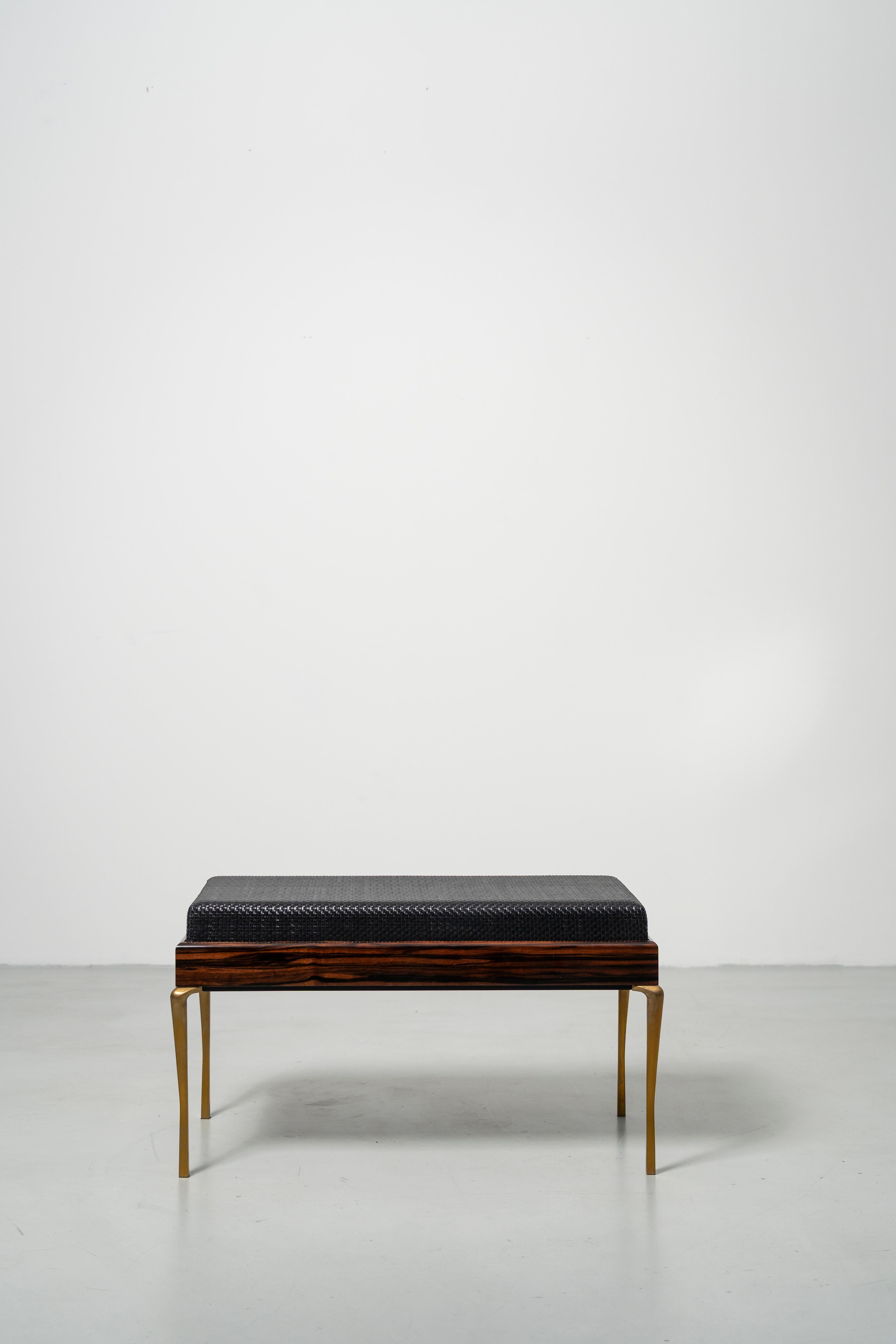 Scandinave moderne Banc de Copenhague, bois de Macassar, cuir noir tissé et pieds en laiton en vente