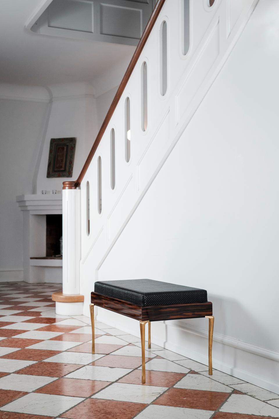 Laiton Banc de Copenhague, bois de Macassar, cuir noir tissé et pieds en laiton en vente