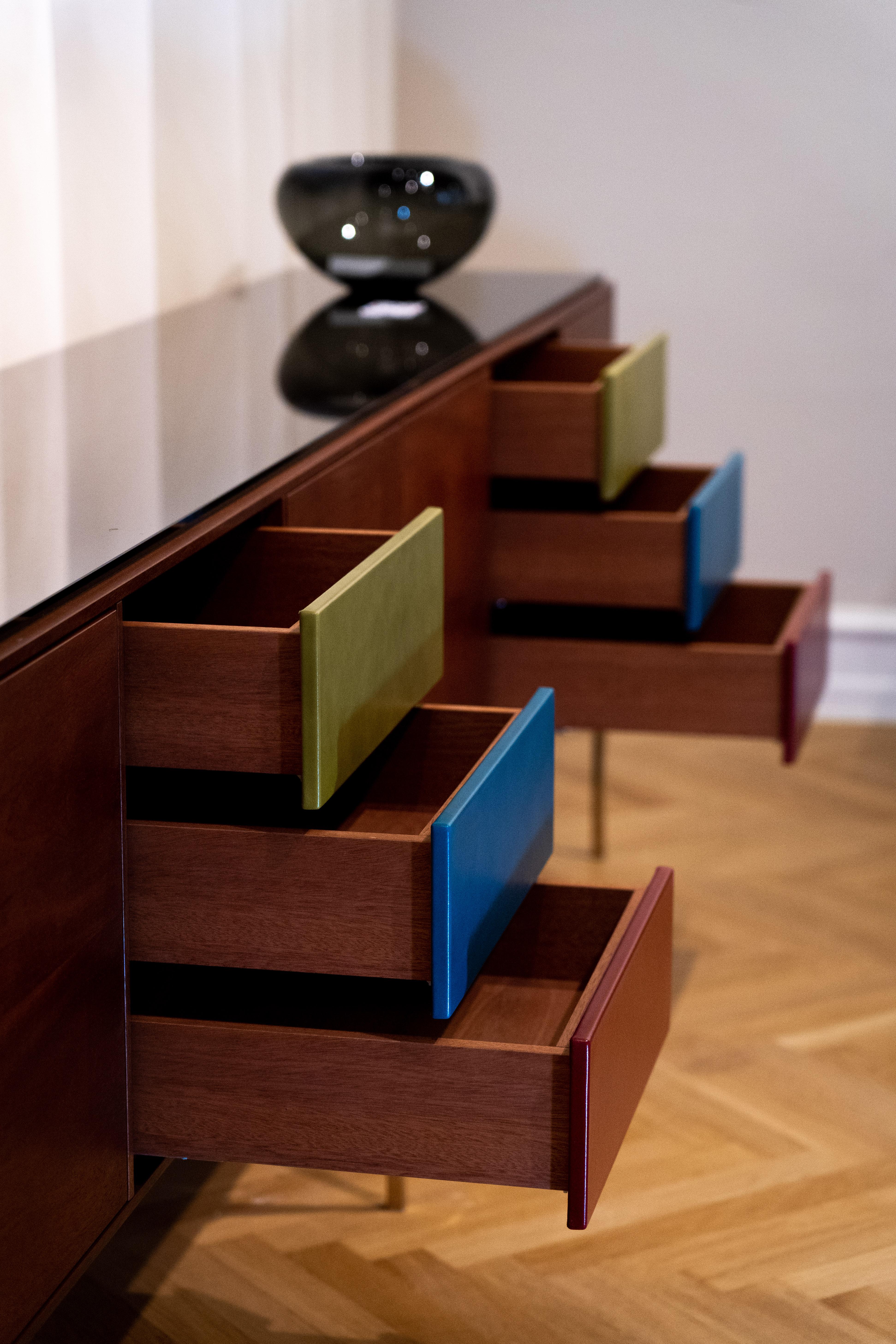 XXI secolo e contemporaneo Console Copenhagen, struttura in legno di mogano e cassetti in pelle con gambe in ottone massiccio in vendita