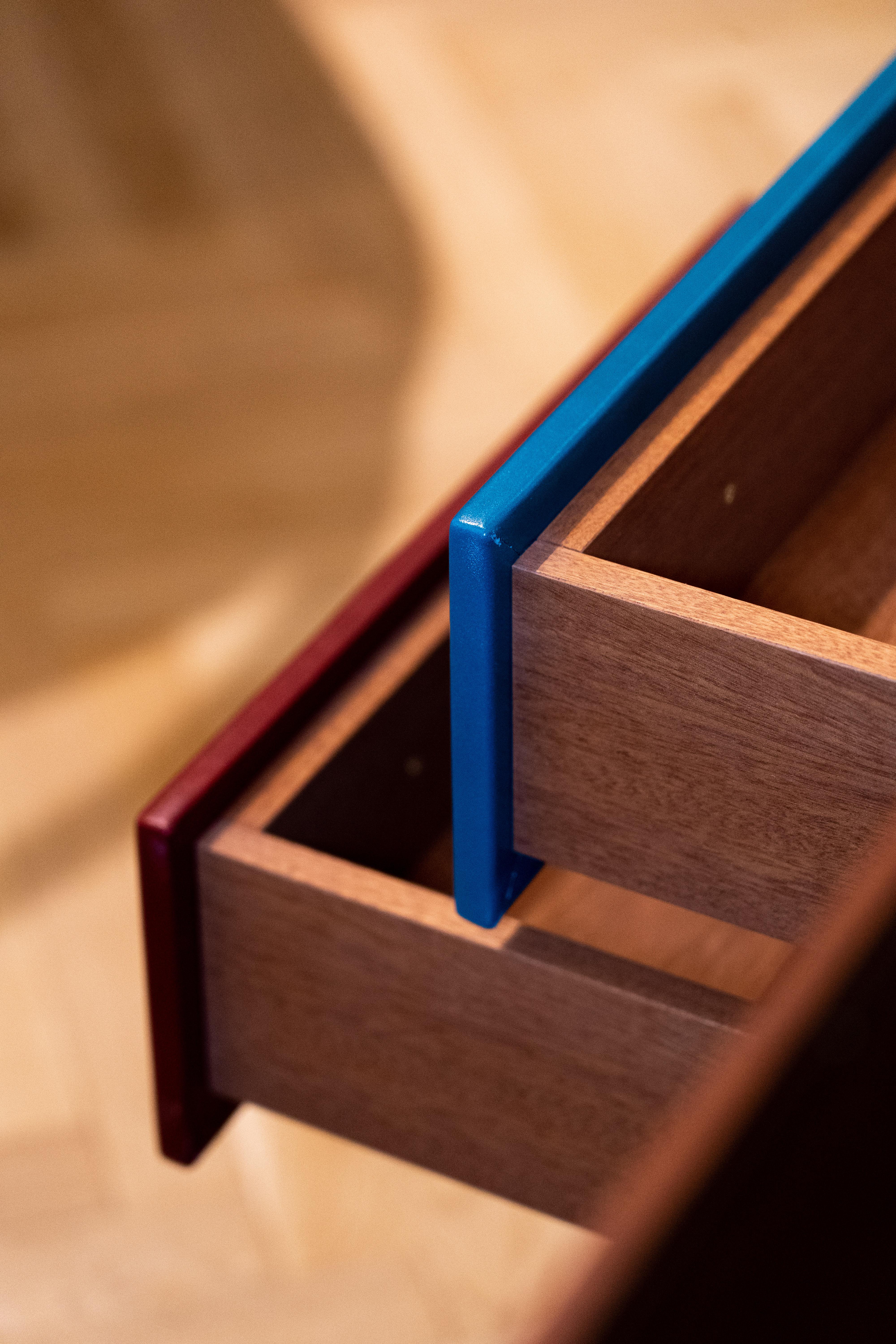Console Copenhagen, struttura in legno di mogano e cassetti in pelle con gambe in ottone massiccio in vendita 1