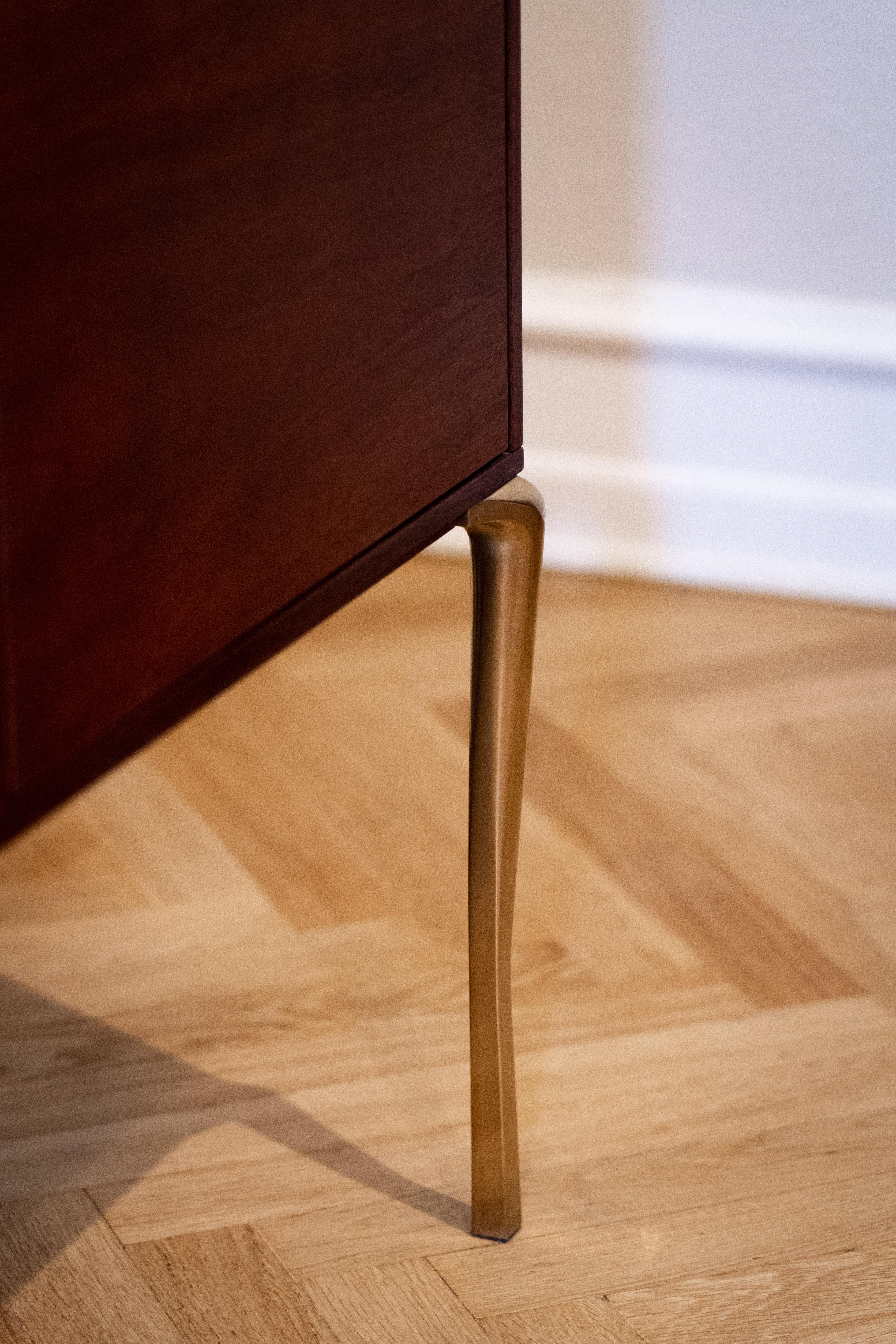Console Copenhagen, struttura in legno di mogano e cassetti in pelle con gambe in ottone massiccio in vendita 2