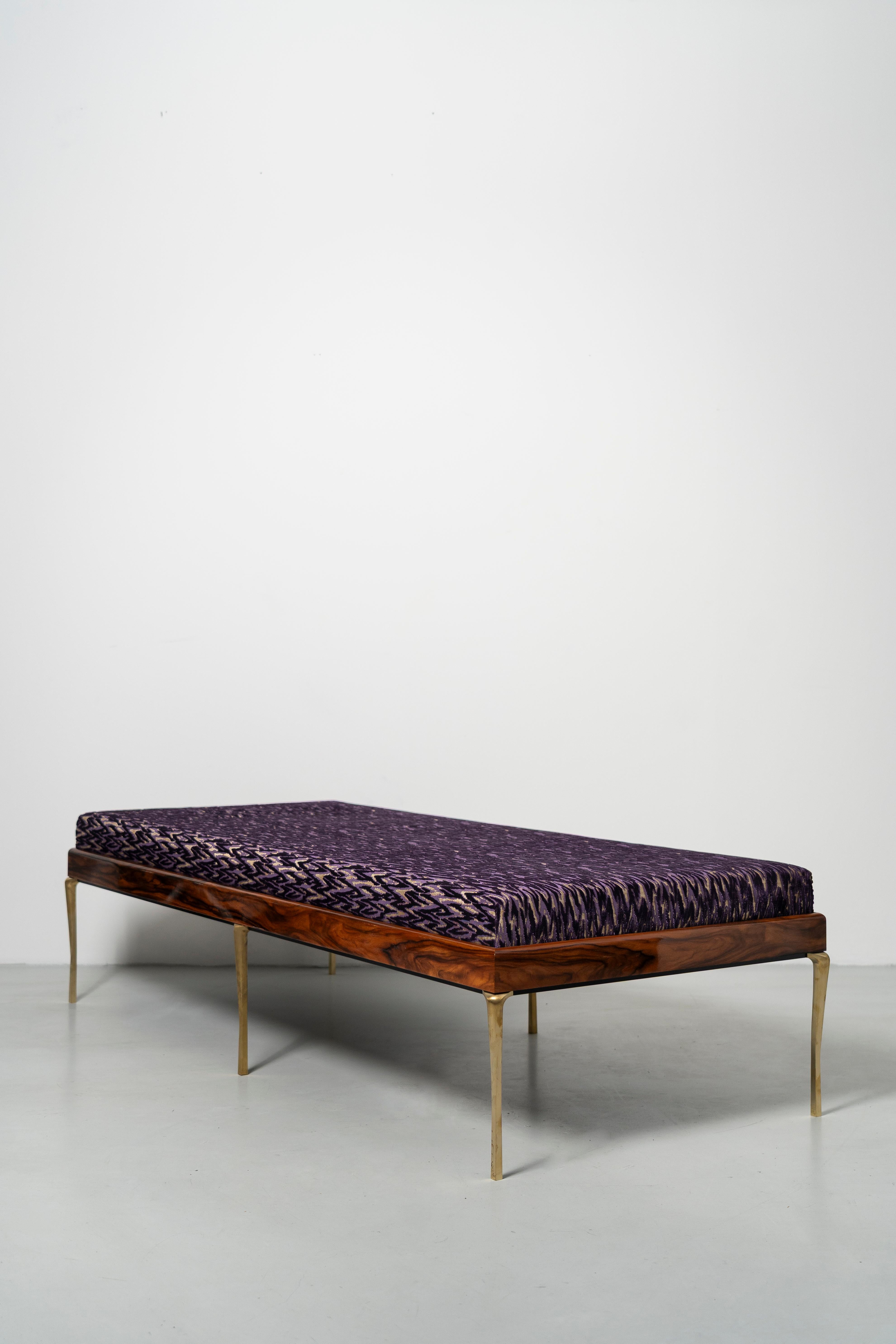 Laiton Méridienne de Copenhague, bois de Macassar, cuir de cobalt et pieds en laiton en vente