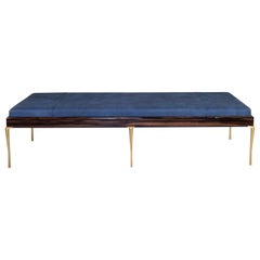 Méridienne de Copenhague, bois de Macassar, cuir de cobalt et pieds en laiton