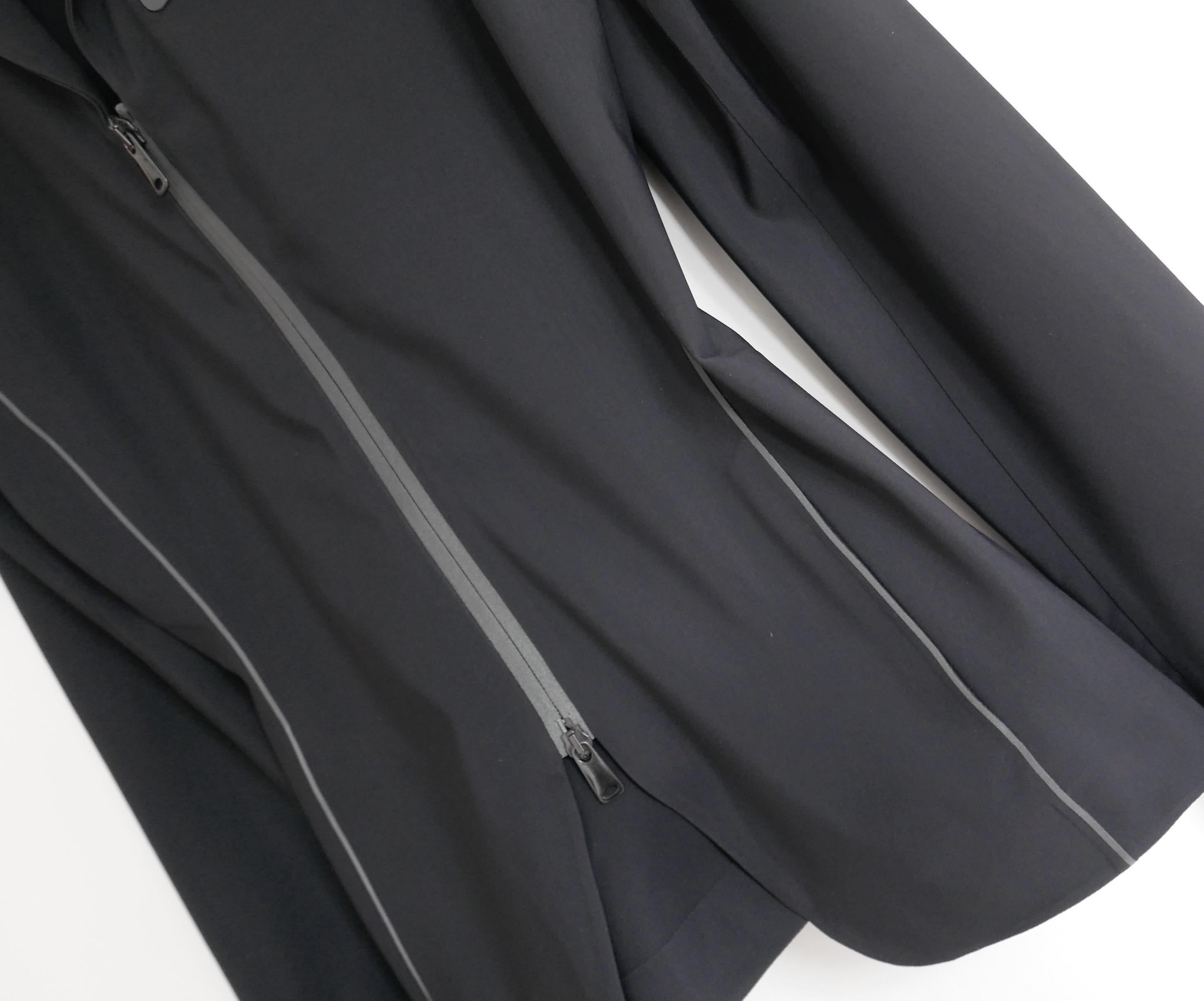 Chaqueta súper elegante Coperni negra inspirada en la escafandra autónoma de la colección Primavera 2021 - look 2 en la pasarela. Comprado por 1200 £ y nuevo con etiquetas. Fabricado en poliamida y elastano negro con detalles de paneles engomados,