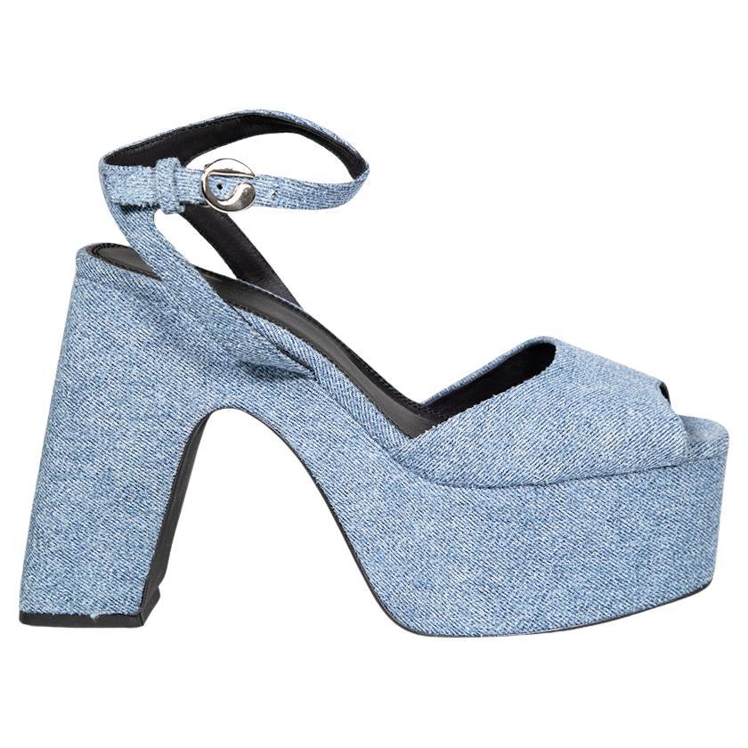 El ESTADO es Muy bueno. Se aprecia un desgaste mínimo en las sandalias. Decoloración mínima en ambas correas. Pequeño pilling en la parte trasera, los laterales y los tacones de ambos zapatos de este artículo de reventa de diseño Coperni usado.
 

