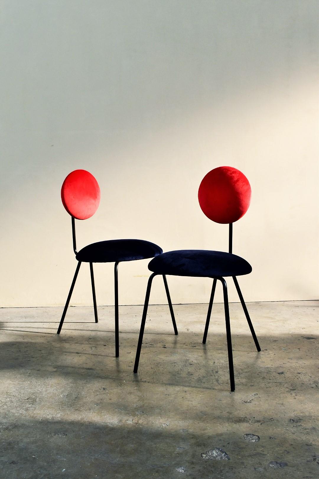 Sedia disegnata dalla studio Co.Arch di Milano per equilibri-furniture 
è una sedia dalle forme geometriche pensate per esaltare le superfici soffici. Il disegno della struttura in sottile tubolare metallico enfatizza il velluto delle imbottiture e