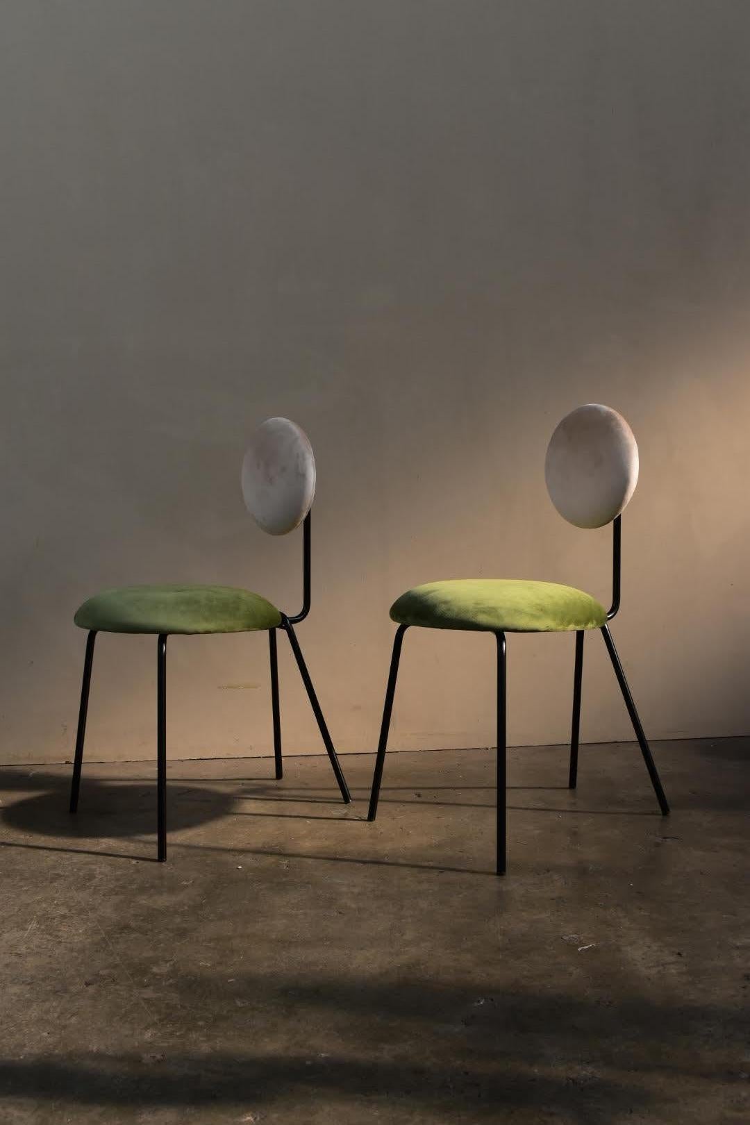 Chaise conçue par le studio Co.Arch à Milan pour equilibri-furniture 
est une chaise aux formes géométriques conçue pour mettre en valeur les surfaces douces. Le design de la fine structure métallique tubulaire met en valeur le velours du revêtement