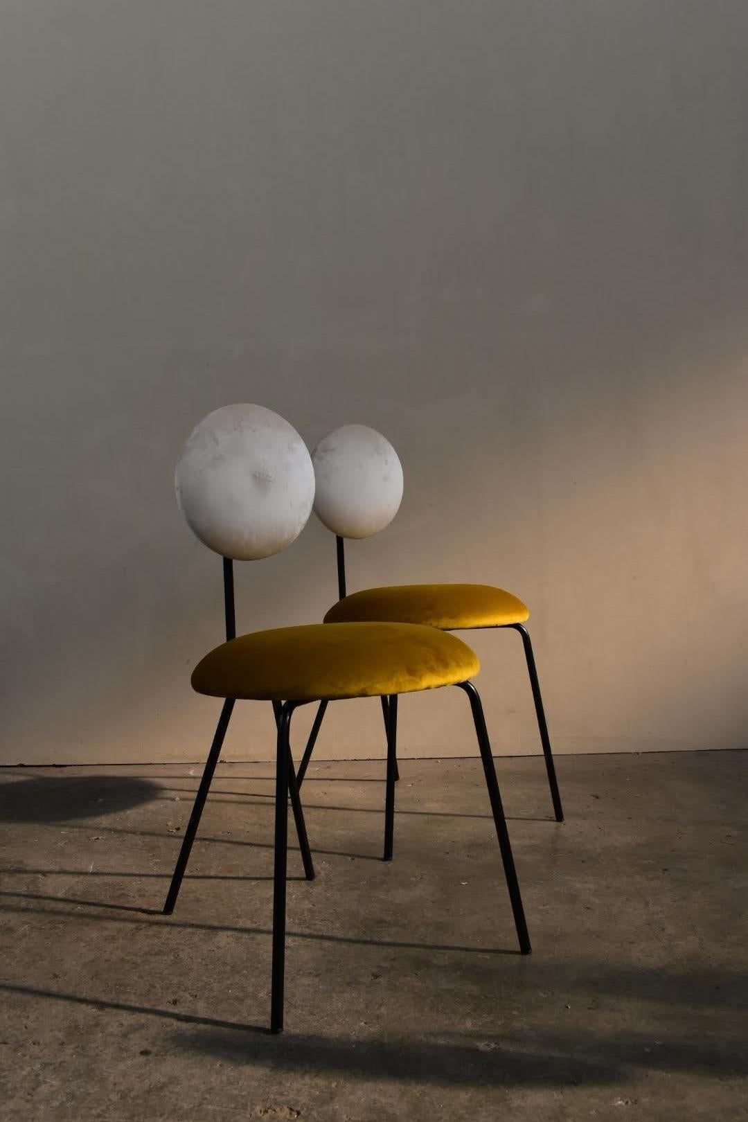 Stuhl, entworfen vom Studio Co.Arch in Mailand für equilibri-furniture 
ist ein Stuhl mit geometrischen Formen, der weiche Oberflächen zur Geltung bringt. Das Design des dünnen Metallrohrrahmens unterstreicht den Samt der Polsterung und die weiche