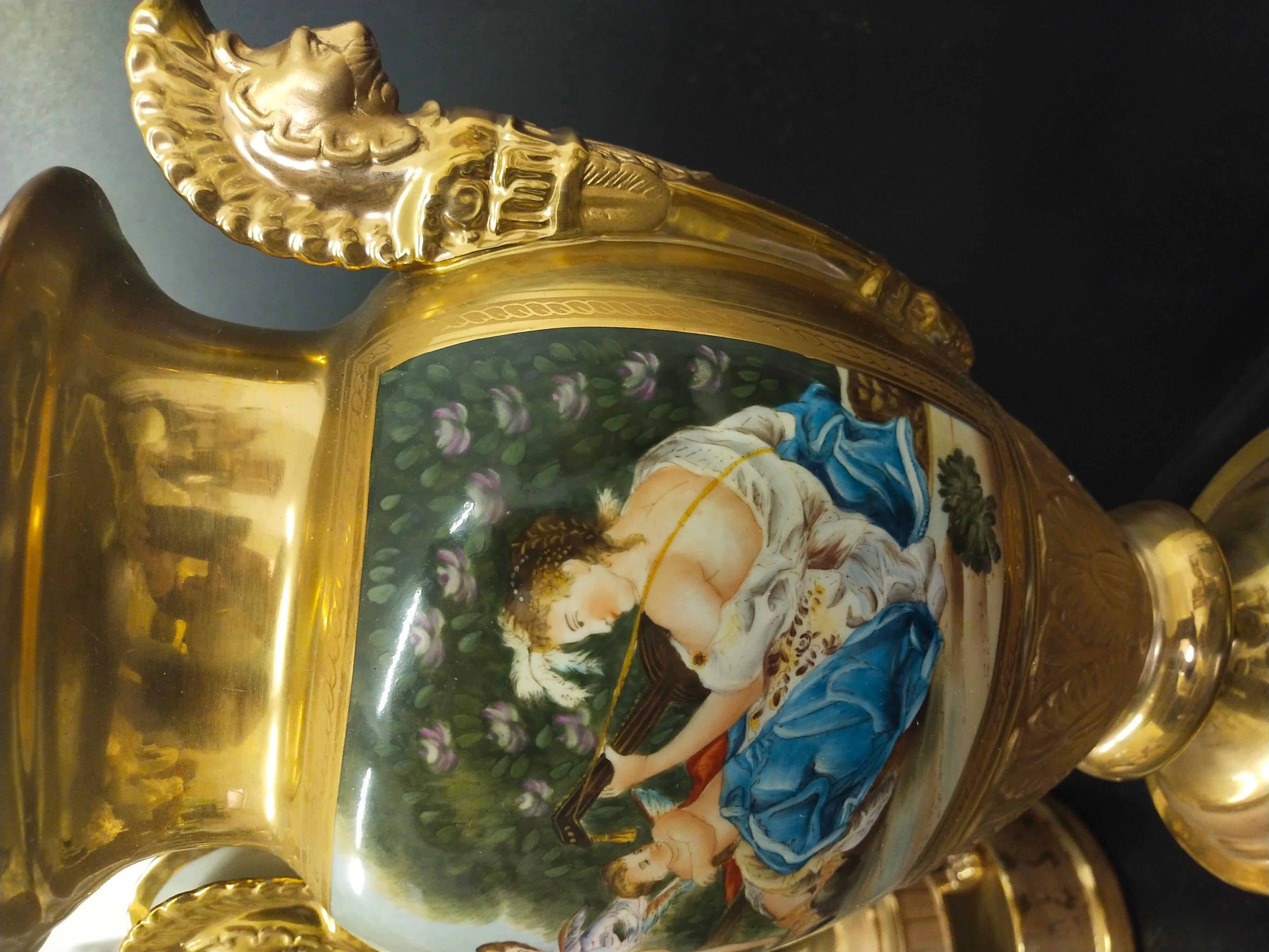 Coppia di vasi in porcellana dipinta e dorato, di forma ovale.