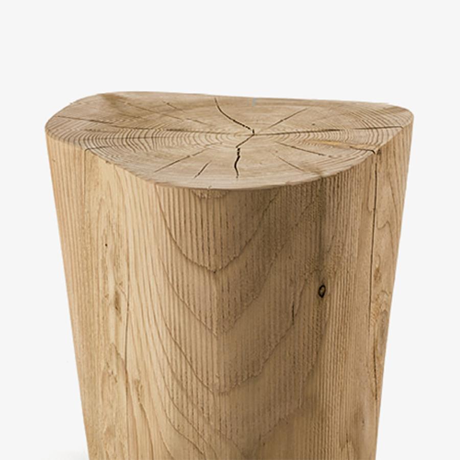 Stool Coppa Cedar in solid natural aromatic
cedar wood. Treated with natural pine extracts.
Solid cedar wood include movement, 
cracks and changes in wood conditions, 
this is the essential characteristic of natural 
solid cedar wood due to