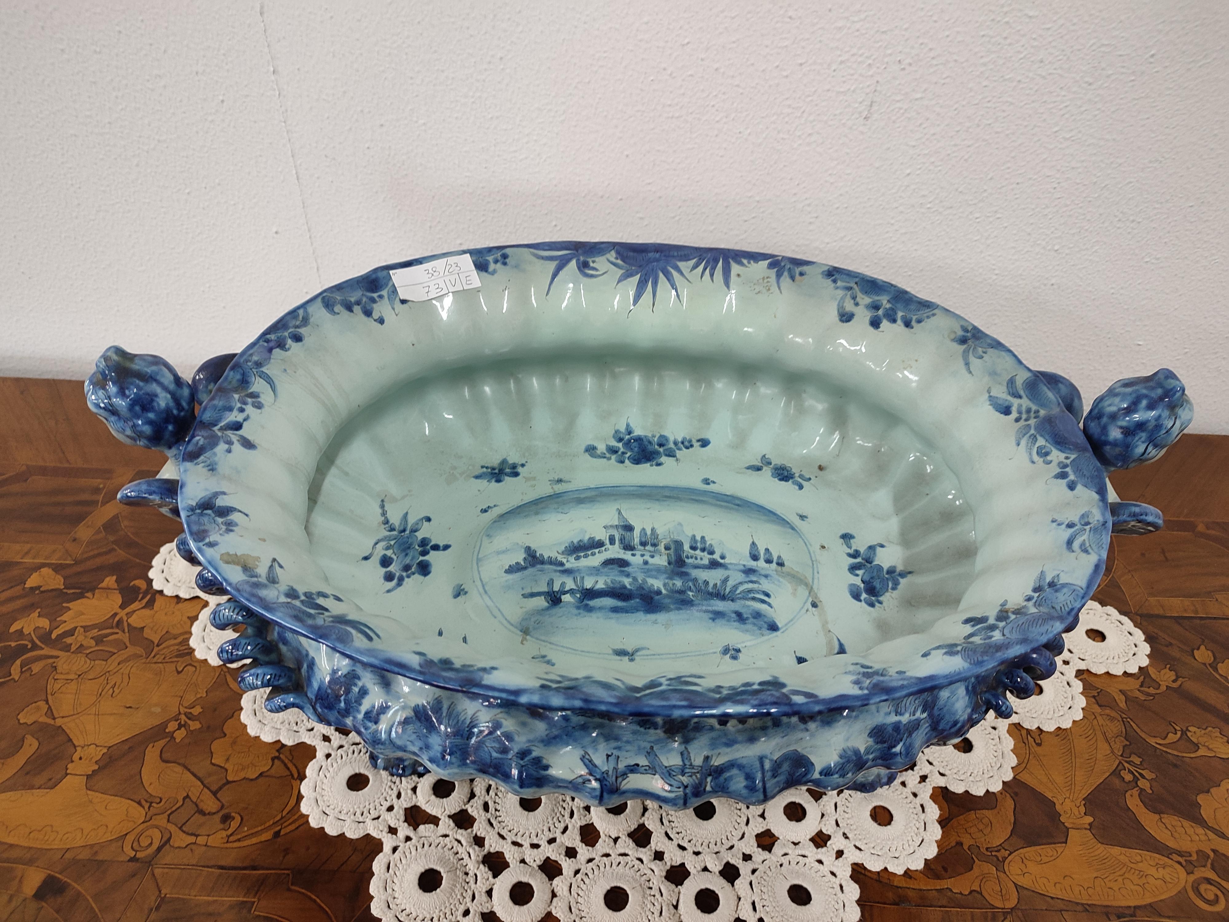 Blue and white majolica bowl In Excellent Condition For Sale In Borgo Veneto, IT