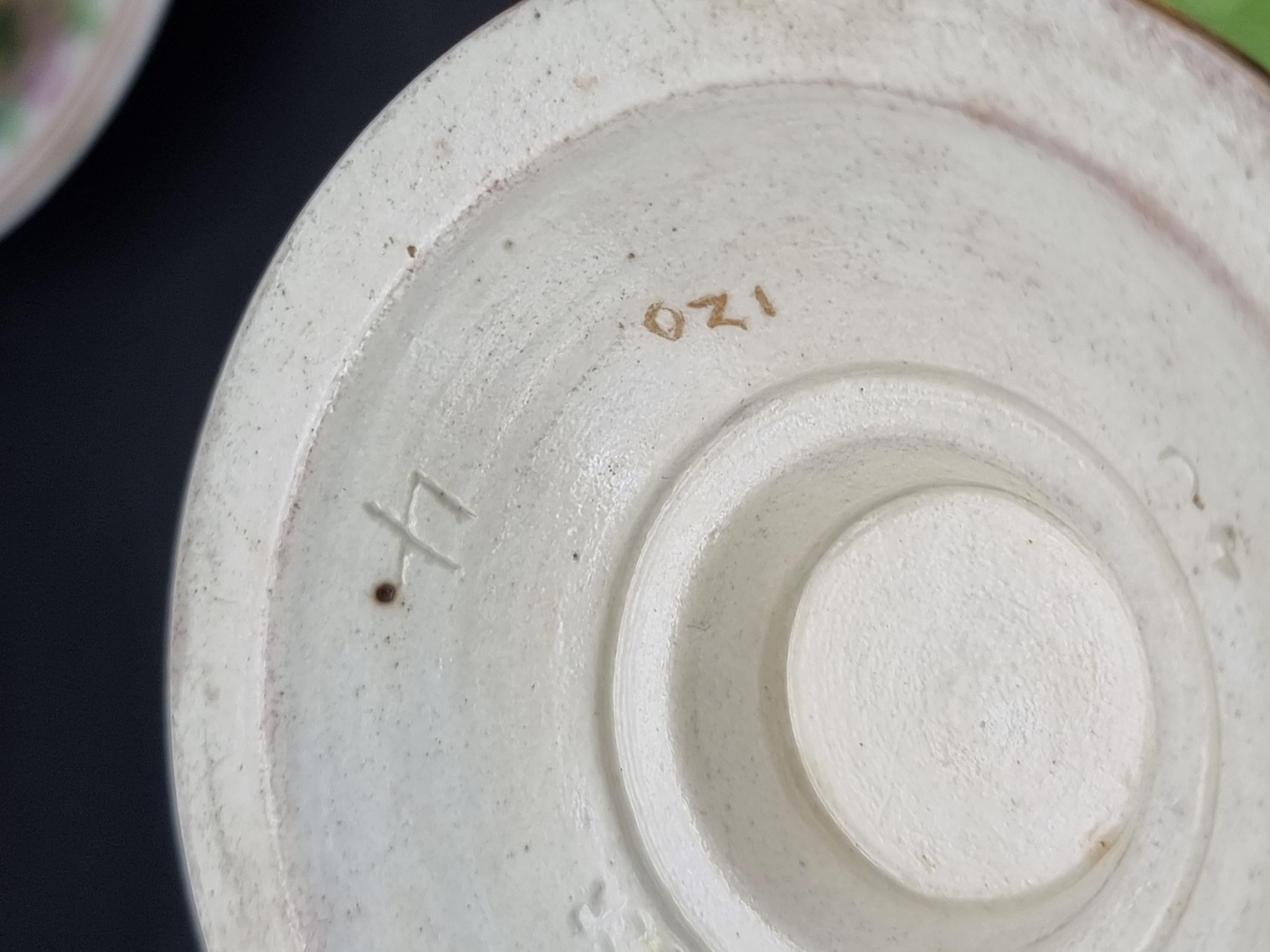 Tasse en porcelaine avec couvercle,  première moitié du XIXe siècle en vente 2