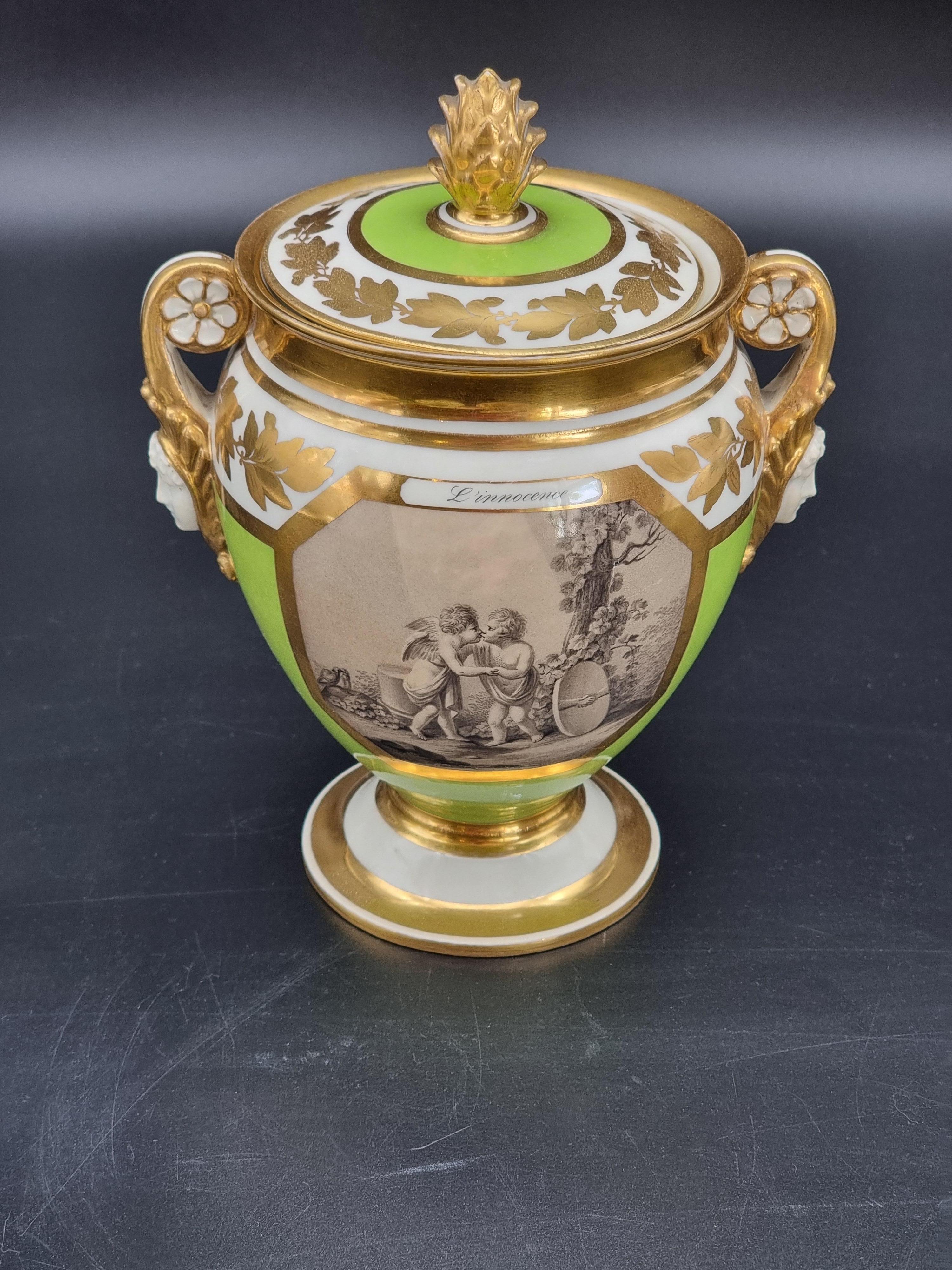 Élégante coupe en porcelaine peinte et dorée avec couvercle, attribuable à la manufacture impériale de Vienne, datable du premier quart du XIXe siècle.
La surface présente un fond vert acide raffiné, enrichi de profils et de frises en or pur. Les