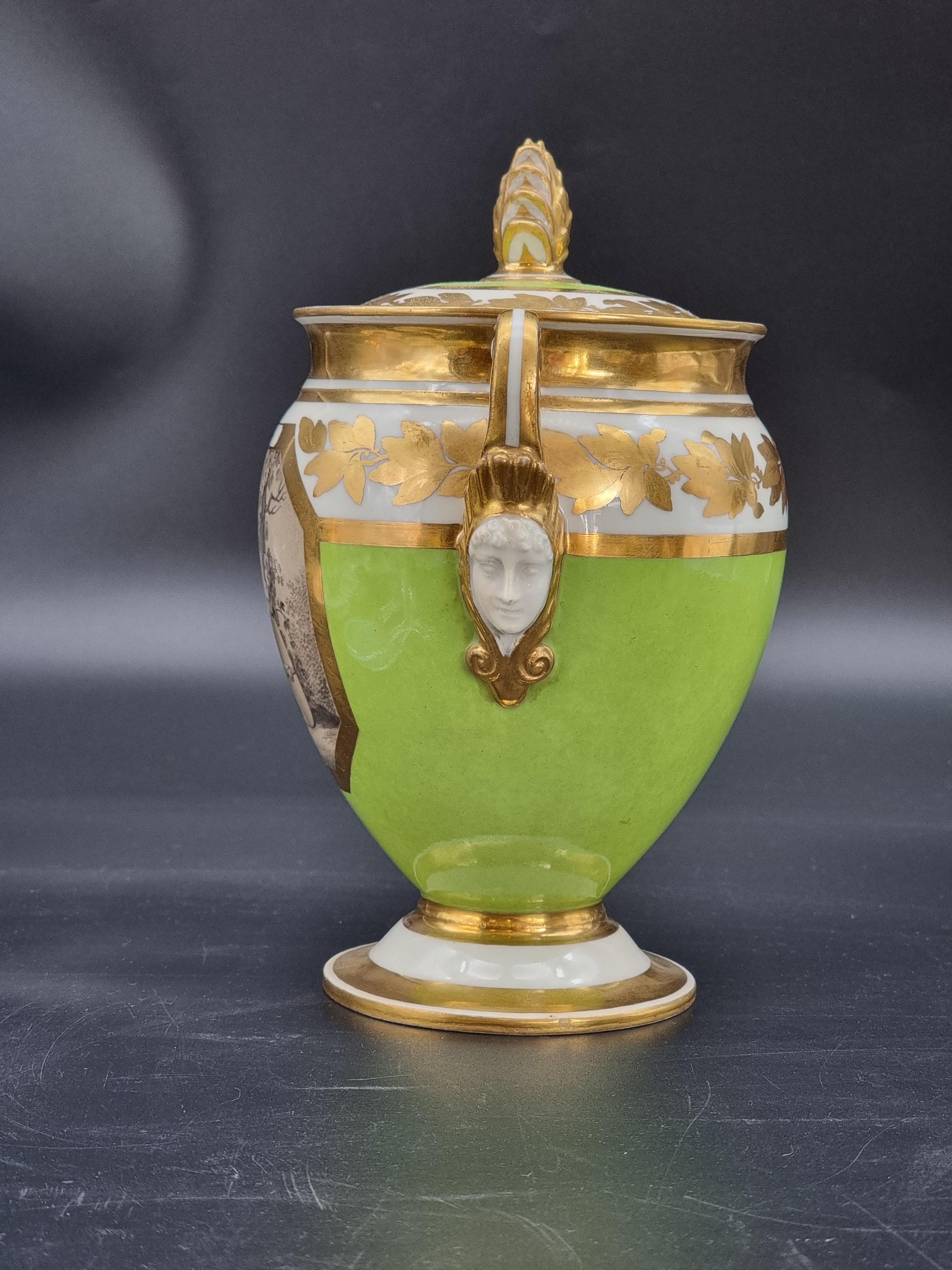 Empire Tasse en porcelaine avec couvercle,  première moitié du XIXe siècle en vente