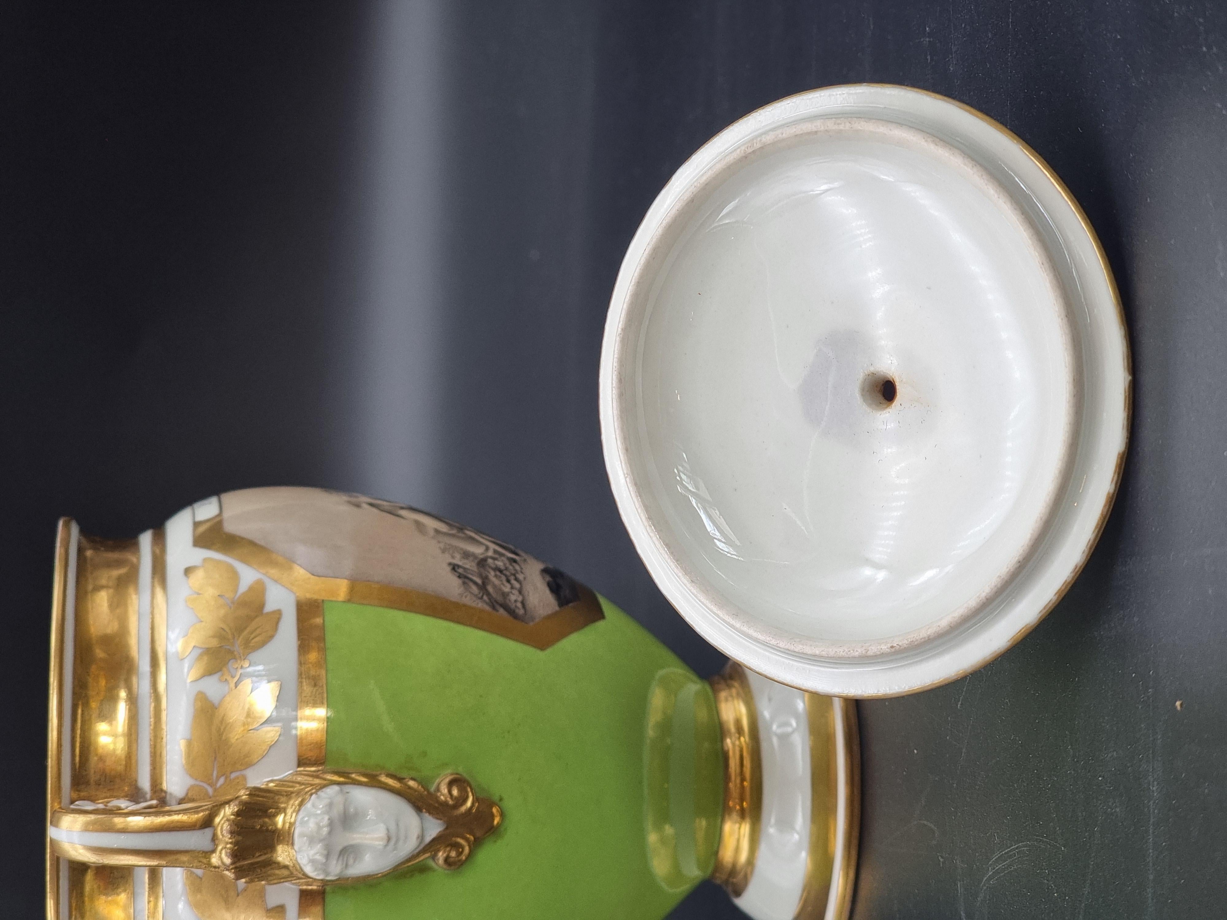 Peint à la main Tasse en porcelaine avec couvercle,  première moitié du XIXe siècle en vente
