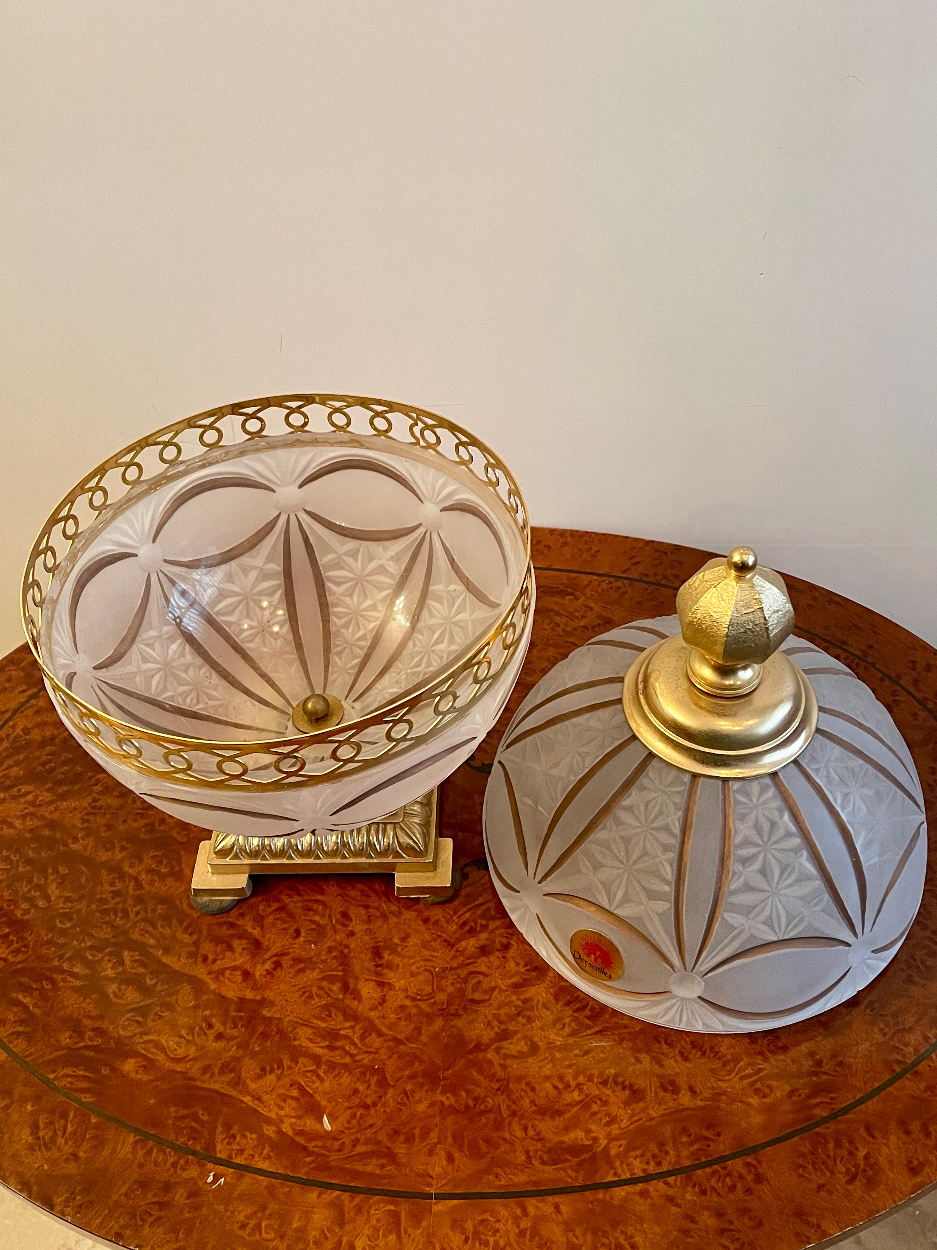 Copa italiana de vidrio ahumado y bronce dorado Años 80 en venta 1